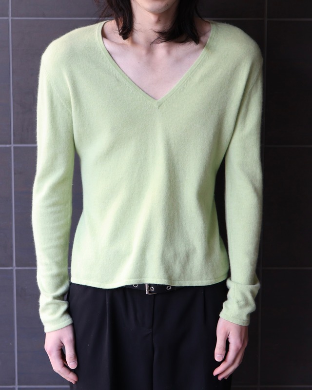 100%cashmere short length Vneck knit
