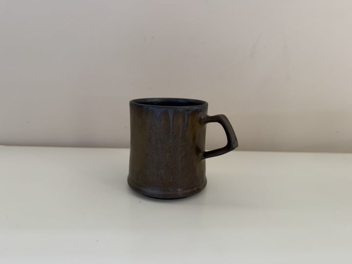 加藤あゐ マグカップ(黒セピア)