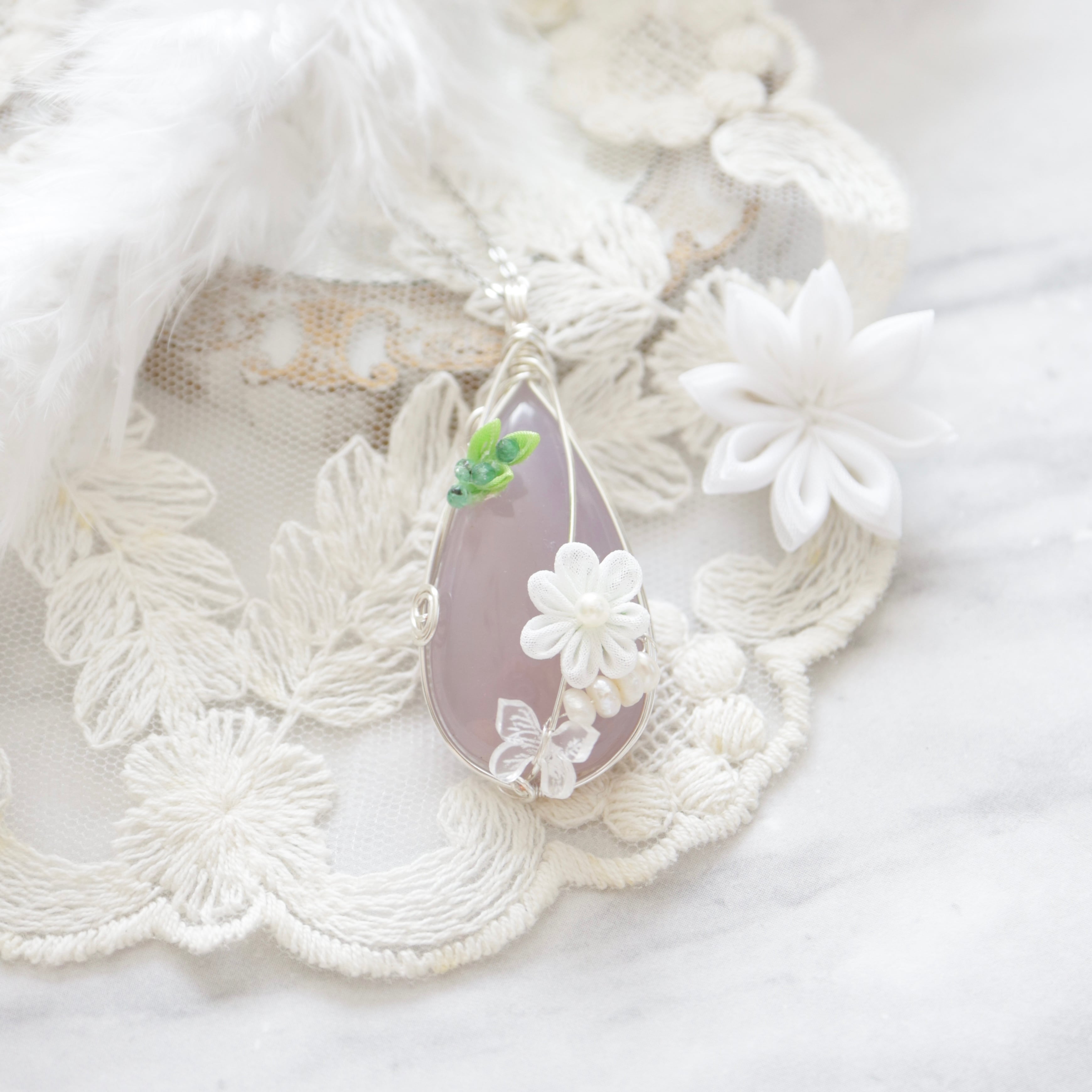 【1点もの】パープルカルセドニー×つまみ細工《春風に舞う蝶》|天然石ワイヤーラッピングペンダントトップ