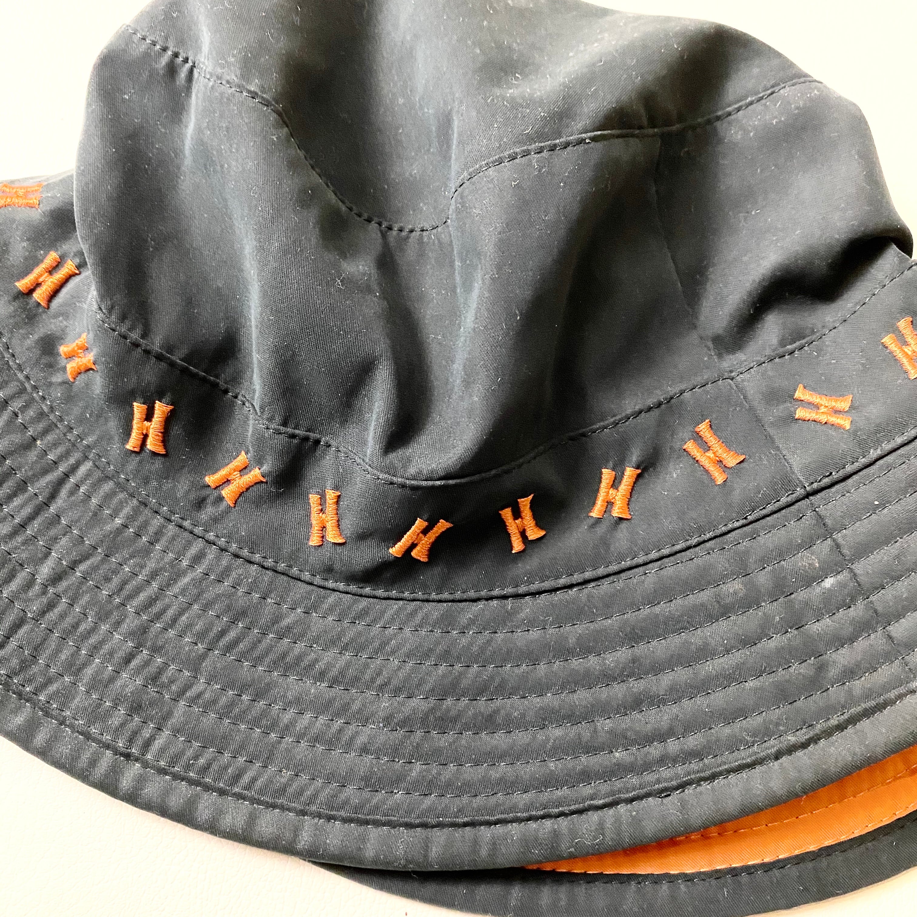 HERMES H embroidery bucket hat | NOIR ONLINE
