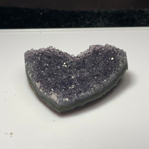9.変わった色合いハートブラックアメジストクラスター