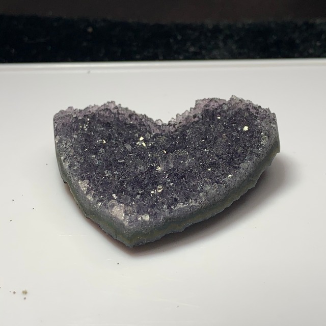 9.変わった色合いハートブラックアメジストクラスター
