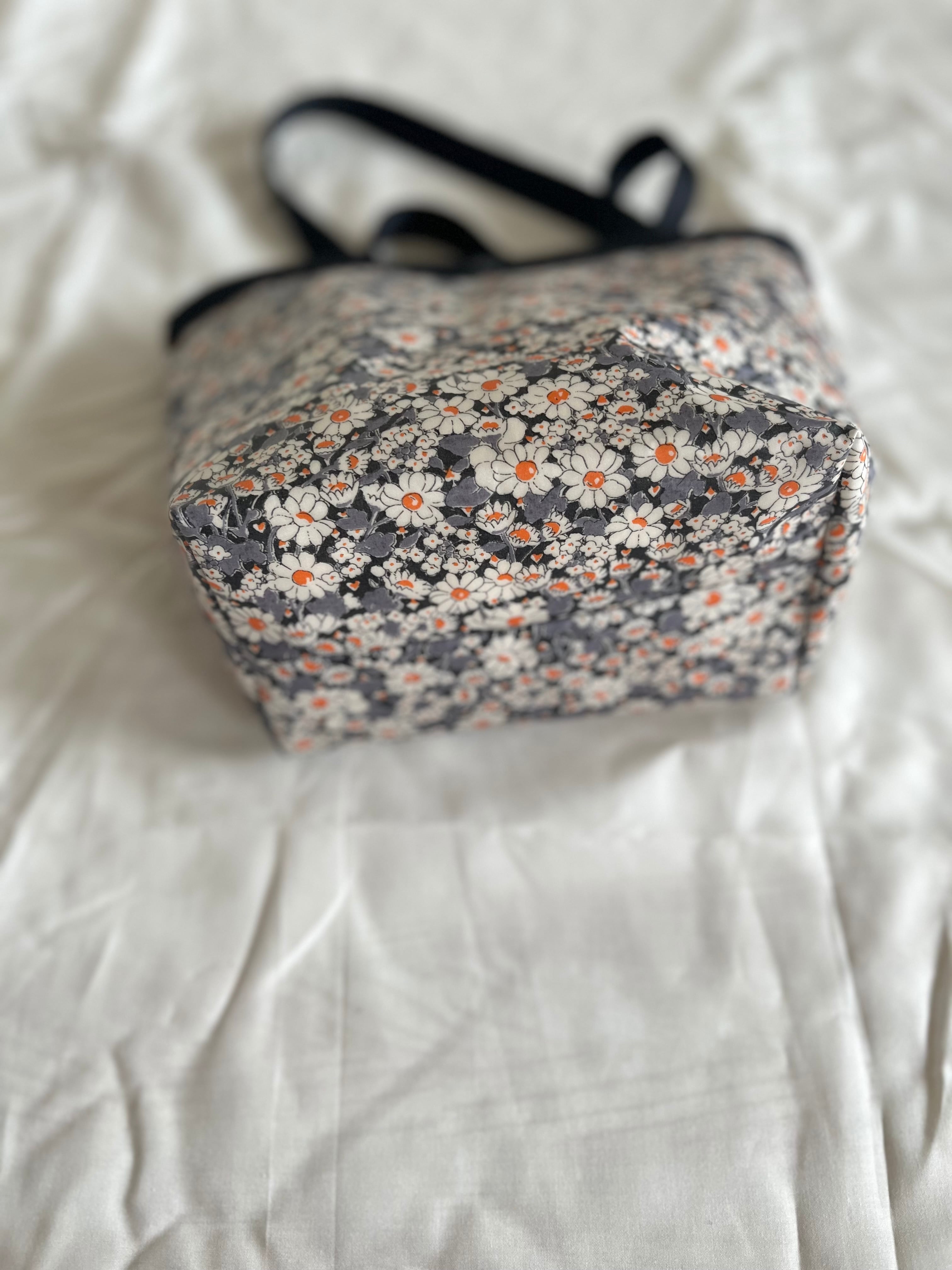 リバティ ラミネート生地のトートバッグ