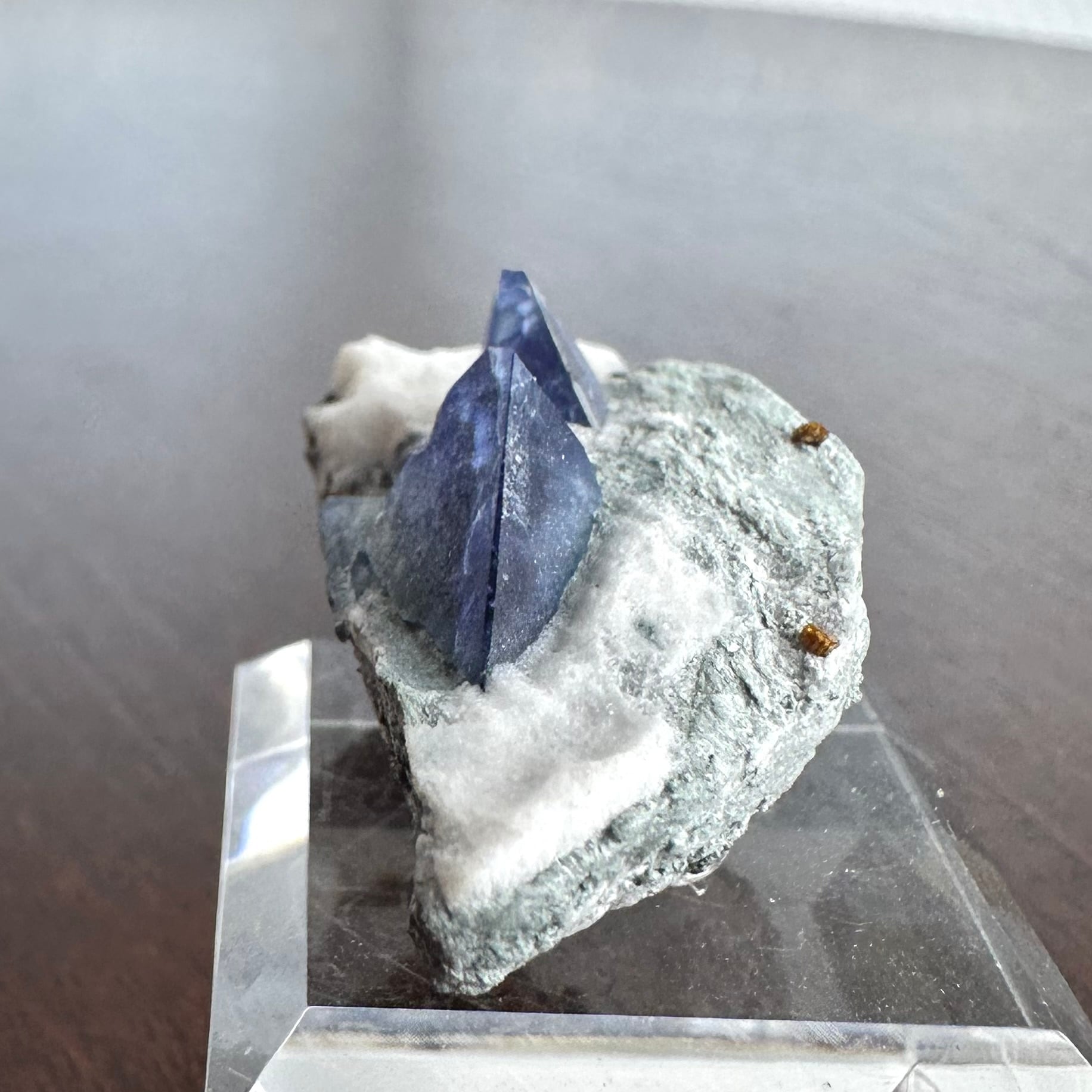 ベニトアイト/ジョアキナイト【Benitoite with Joaquinite】アメリカ産