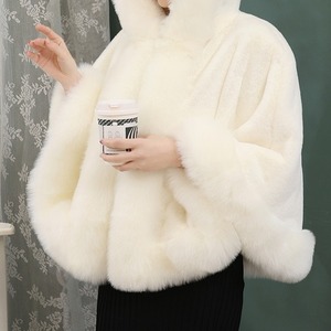 レディース アウター ケープ ポンチョ ファー 長袖 Aライン かわいい 大人可愛い きれいめ シンプル カジュアル 上品 おしゃれ かっこいい こなれ感 ガーリー 個性的 クール エレガント 主役級 抜け感 ラブリー キュート 都会的 ラグジュアリー クラシカル 秋 冬 お出かけ お泊まり アウトドア イベント リゾート レストラン ビーチ 公園 女子会 バカンス ガーデン ショッピング 発表会 ライブ お花見 体型カバー 普段使い 着回し モテ 清楚 インスタ映え フリーサイズ ブラック ワインレッド
