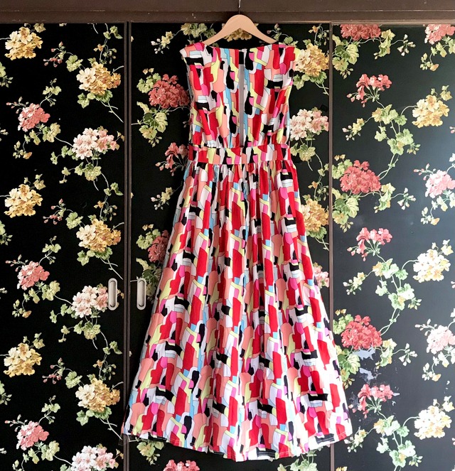 並木万里菜アナご着用 送料無料 D1029 ジオメタリック カラフル バックオープン ノースリーブ ロング ワンピース マルチカラー 幾何学柄 ストライプ 柄物 柄ワンピース ブルー レッド ブラック 黒 赤 クラシカル パーティードレス メール便 マキシワンピース