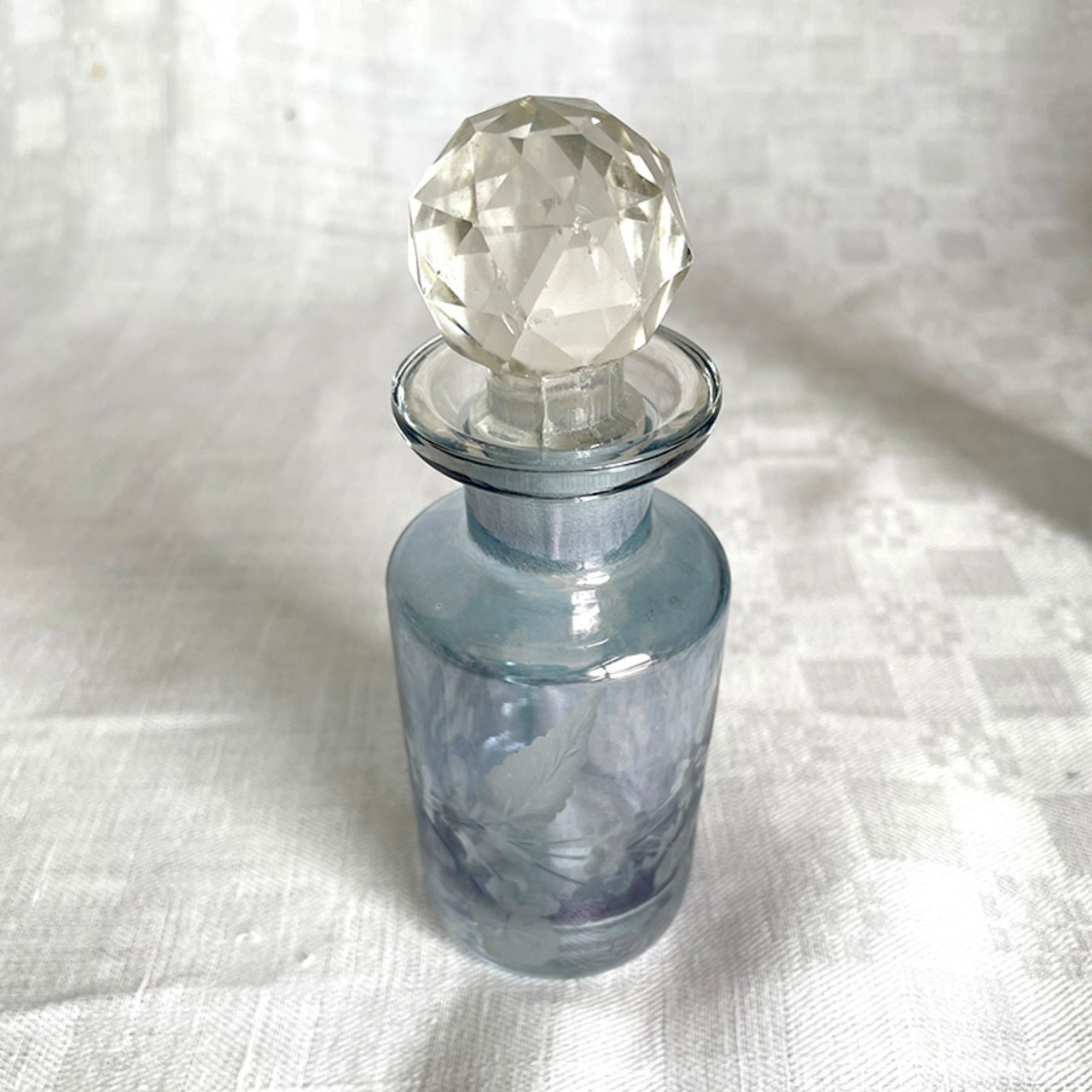 香水瓶 蓋付き瓶（大）　パールブルー　植物エッジング　 19ota1-２