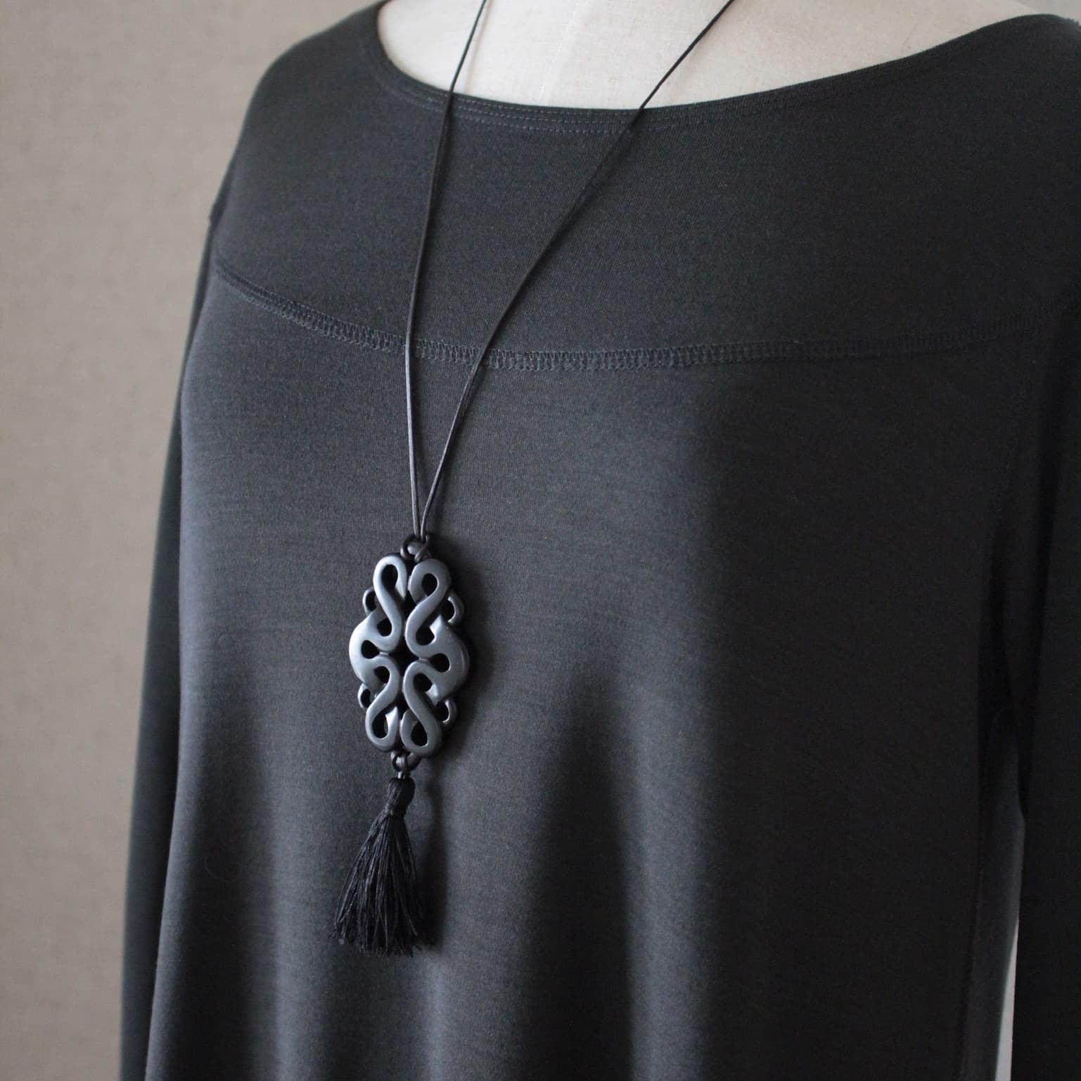 N-217b ebony Aタッセルペンダント黒 | Bijoux Kei