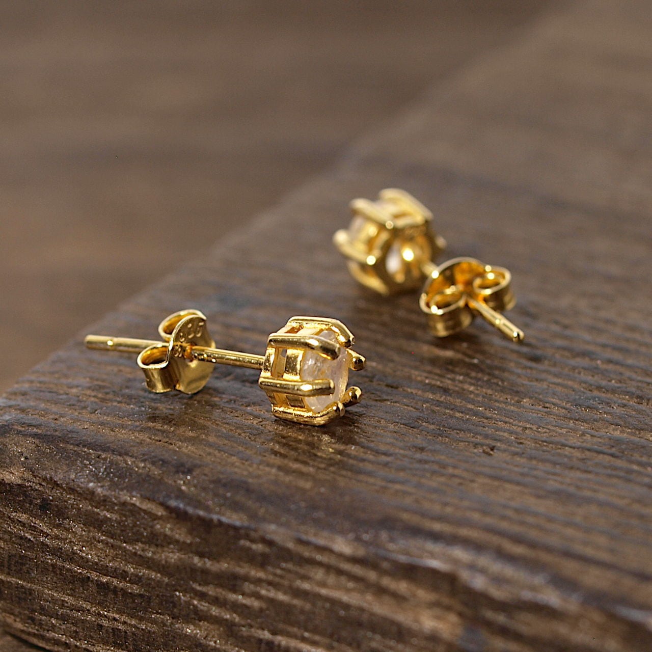 限定】レインボームーンストーンK14GP爪留めスタッドピアス | Natural