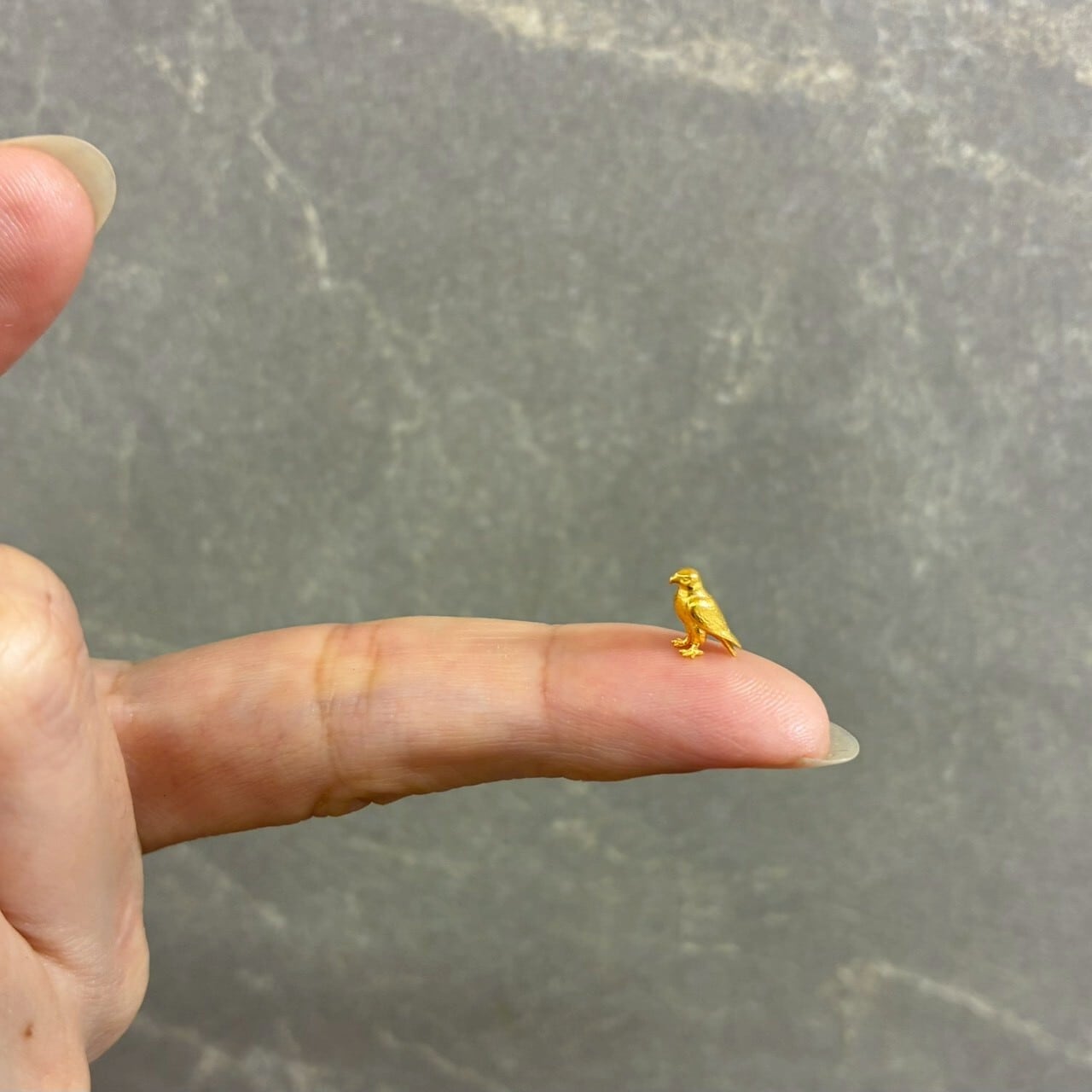 純金の鷹 ペンダントトップ 約1グラム JUNGOLD 指先サイズの芸術品