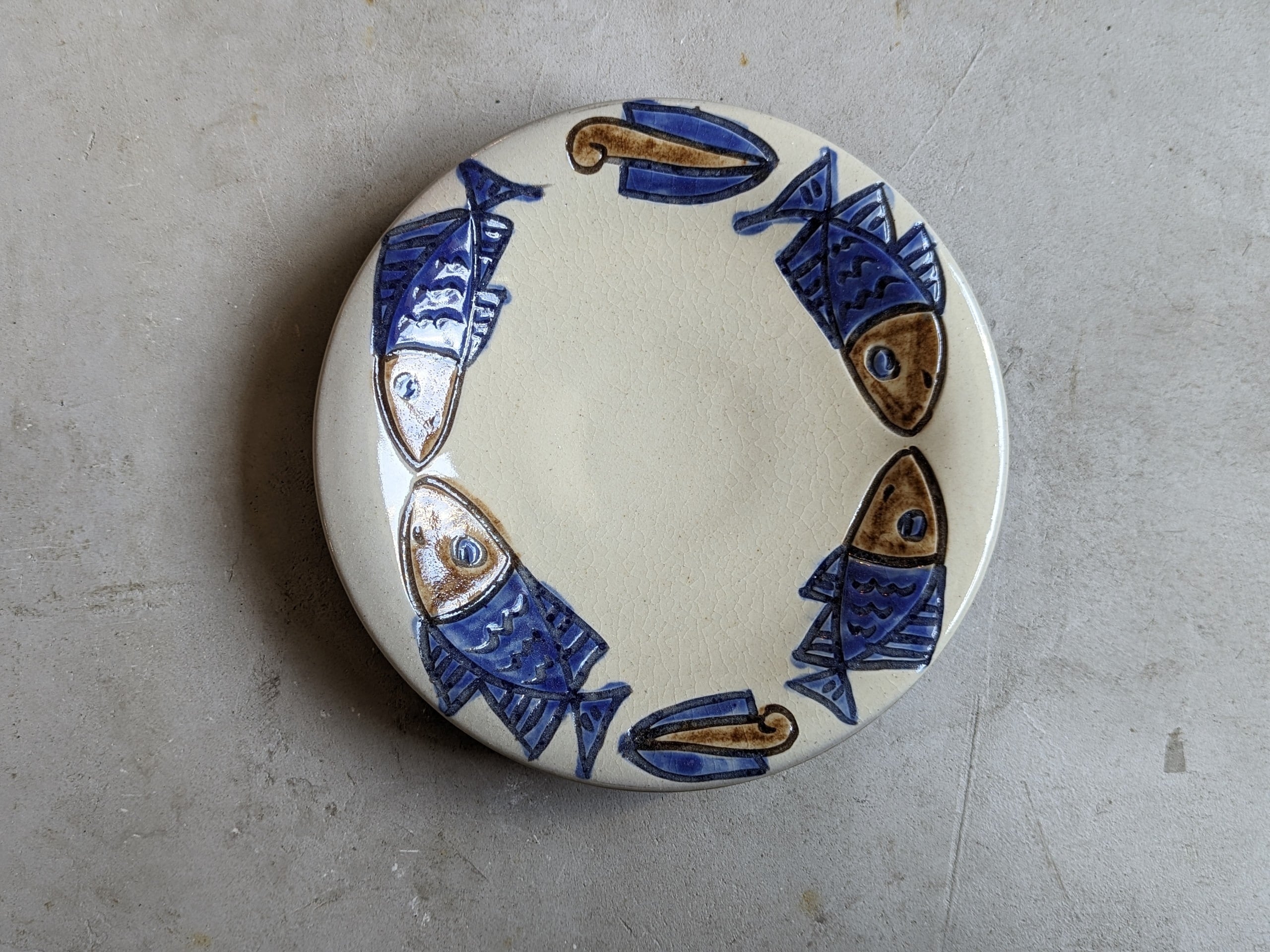 やちむん　皿7寸（魚紋コバルト）　|　ノモ陶器製作所