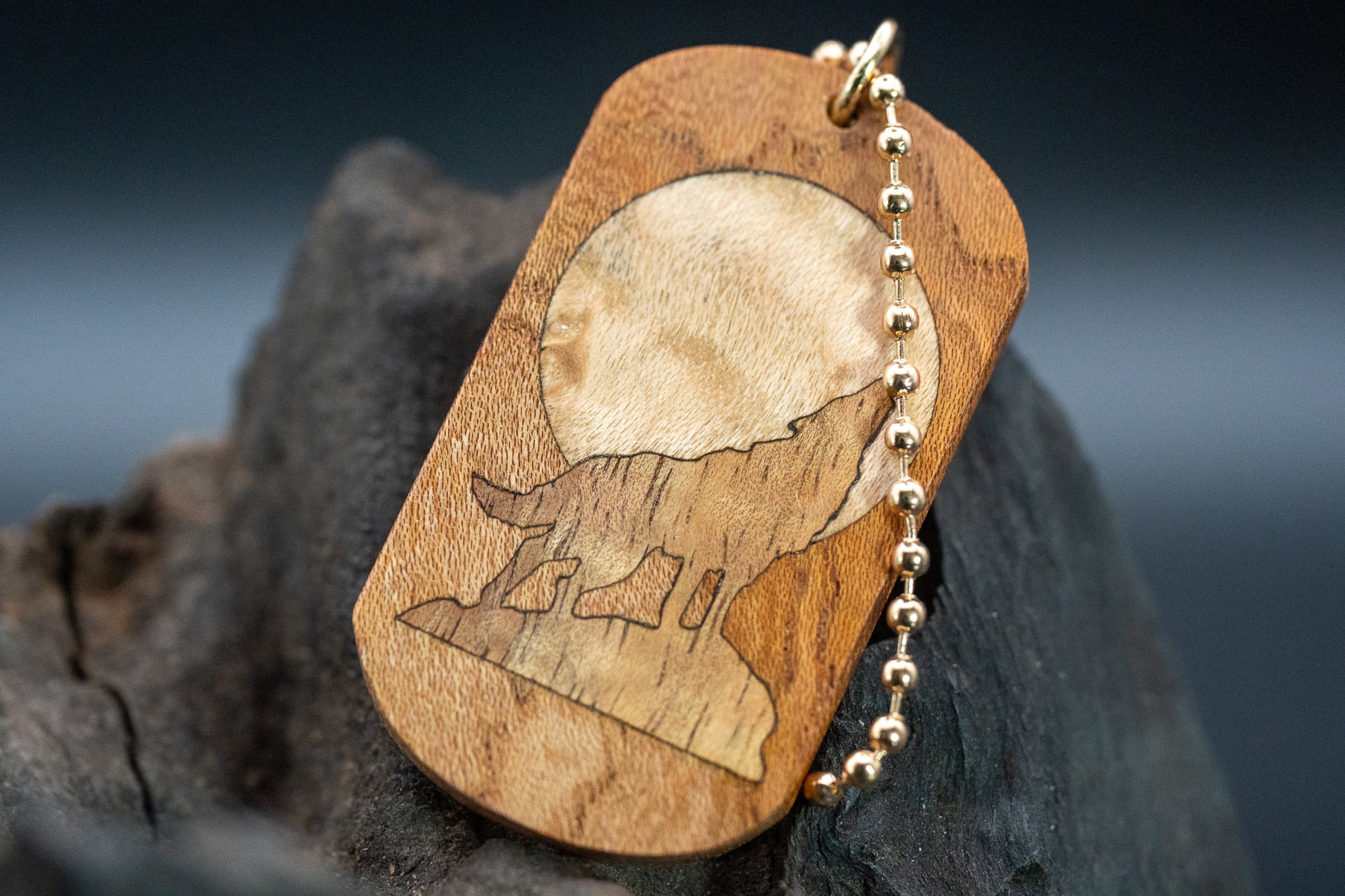 【日本を代表する巨木】欅 (ケヤキ) ドッグタグ 象嵌 月と狼