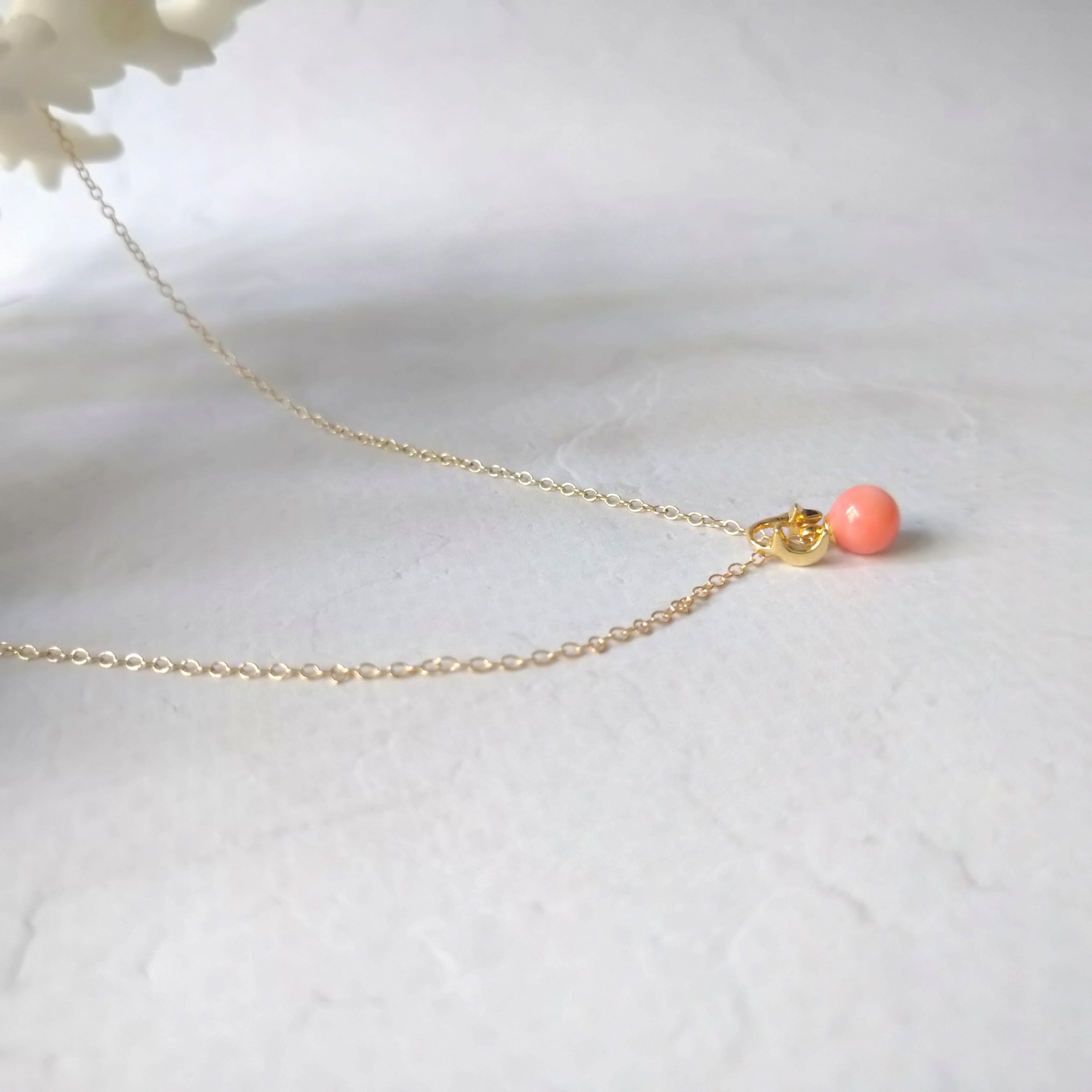 ピンク珊瑚｜毎日つけられる軽いネックレス お飾り付 | gocochi ゴコチ  
