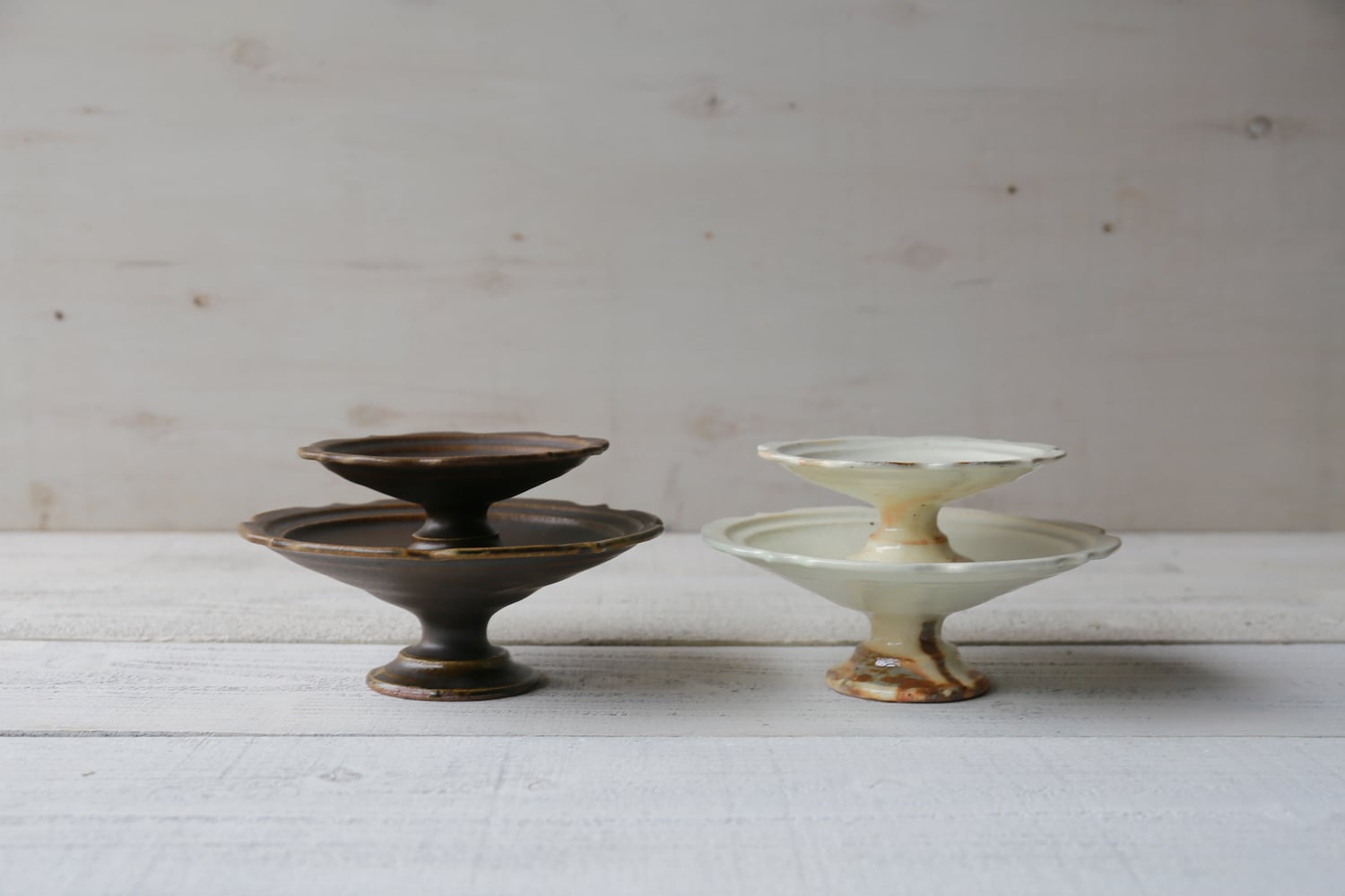 グレー釉 彫刻コンポート皿 大（18cm） | 古谷製陶所