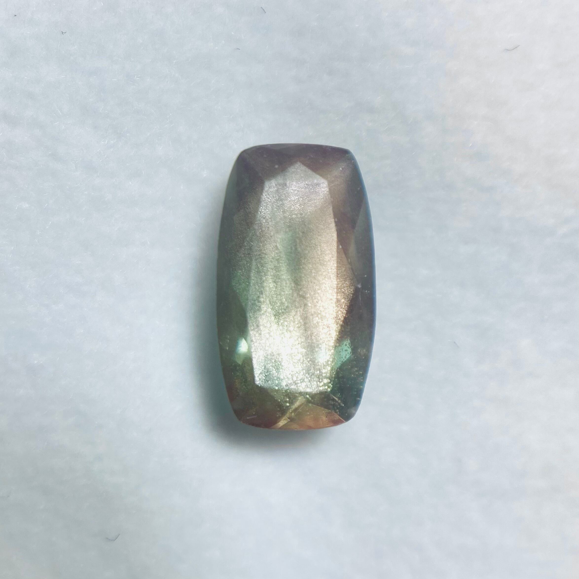 グリーンとスパングル効果を楽しむオレゴンサンストーン