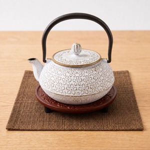 Japanese Nambu Ironware Teapot & Trivet Set – Sakura, 600ml | WACHA