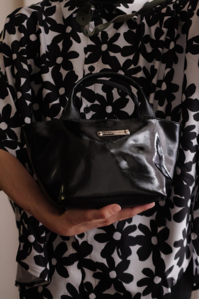 leather enamel hand bag black