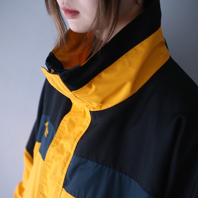 "Columbia" 3-tone good coloring over silhouette mountain jacket