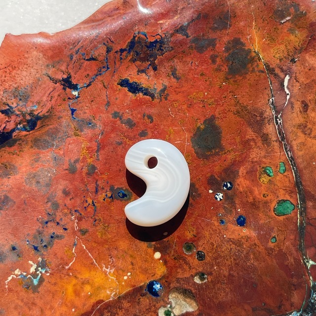 【北海道花石産】白雪瑪瑙　勾玉　2０ｍｍ　＜産地証明書つき＞　3221