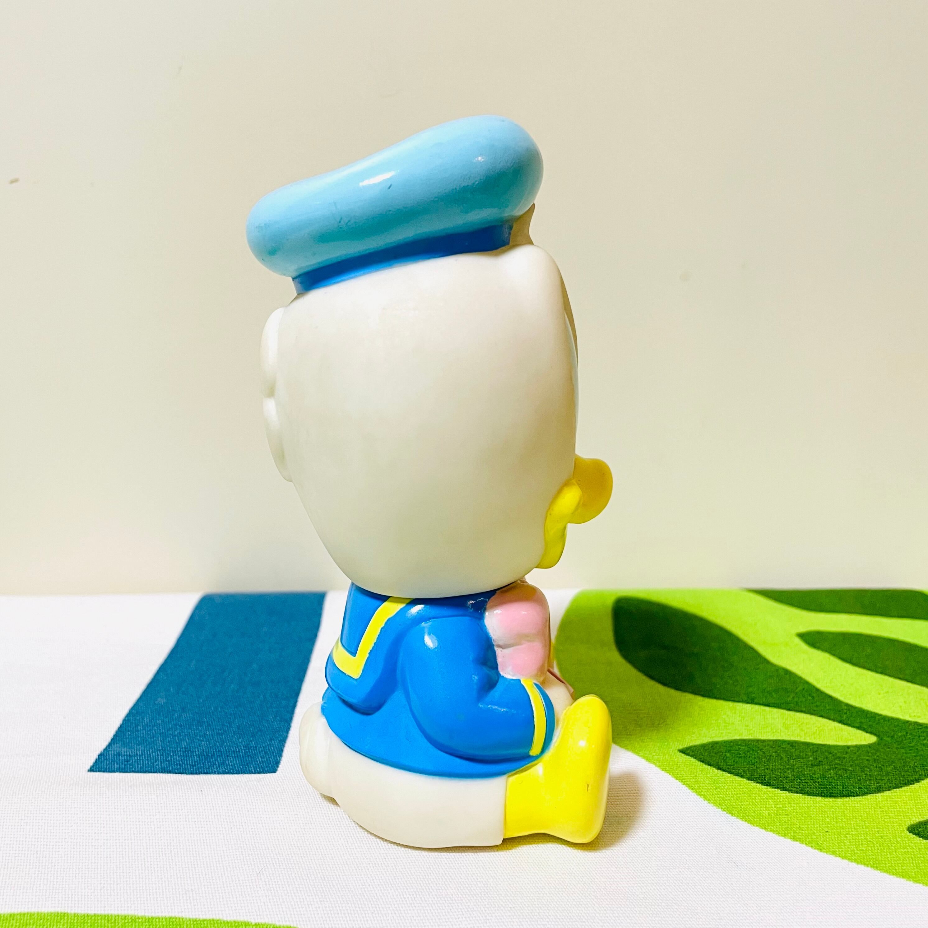 BABY DONALD DUCK SQUEAKY RUBBER DOLL ブロックを持つベビードナルド