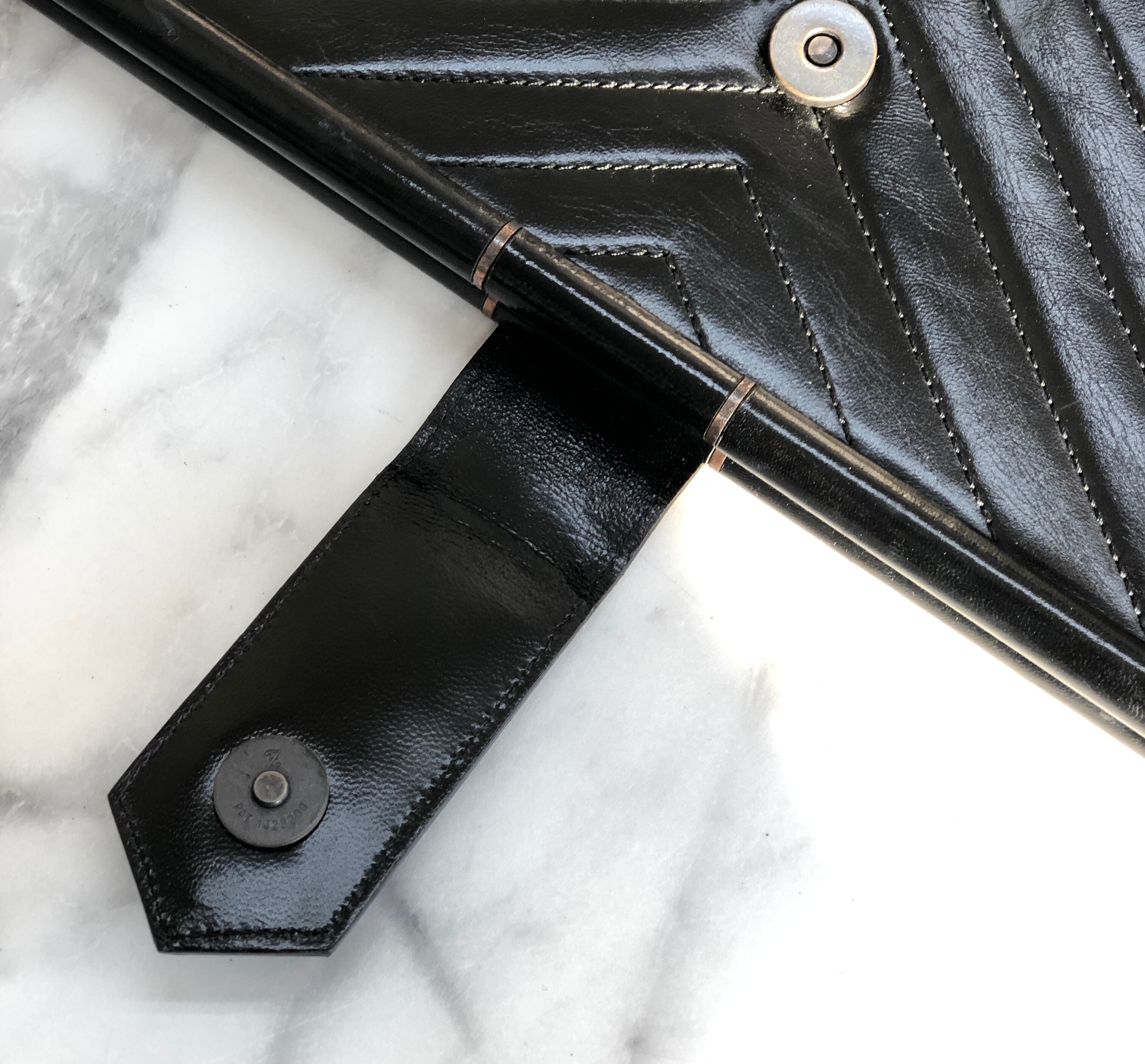 Yves Saint Laurent イヴ・サンローラン YSL型押し レザー ステッチ