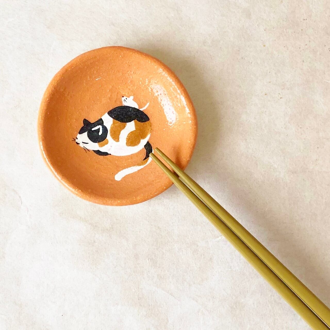 陶器　お供え　ネズミ 楽入窯＞豆皿（猫にネズミ） | UTSUWAYA かねみん