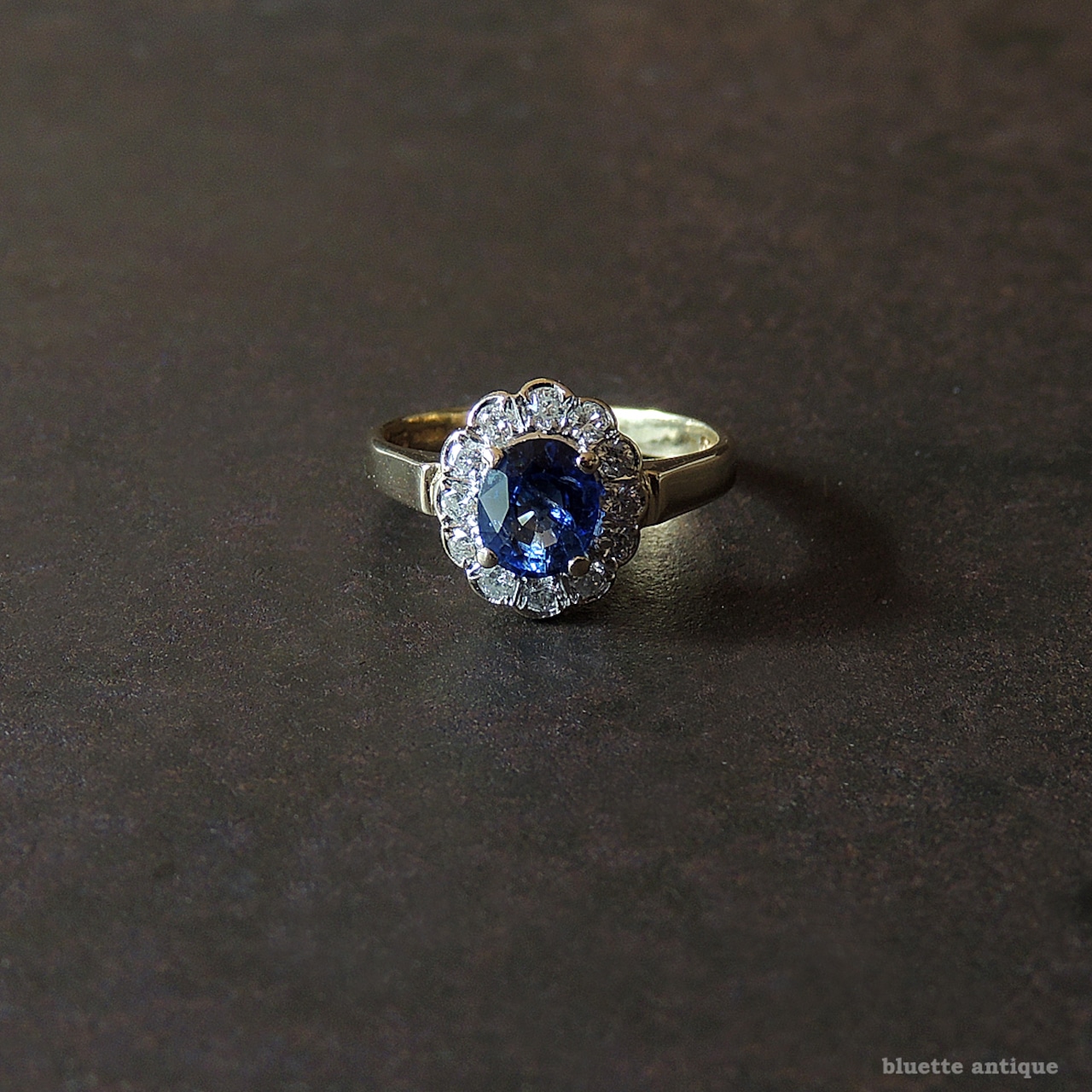 英国ヴィンテージジュエリー 18ctゴールド 天然サファイア 天然ダイヤモンド クラスターリング【約9~9.5号】(宝石鑑別書付)