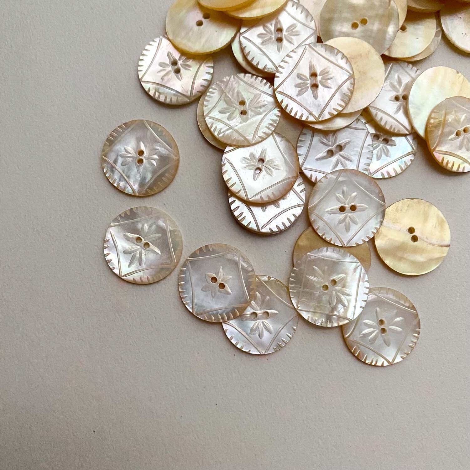 ダイヤとボタニカル模様のラウンドシェルボタン(21mm)