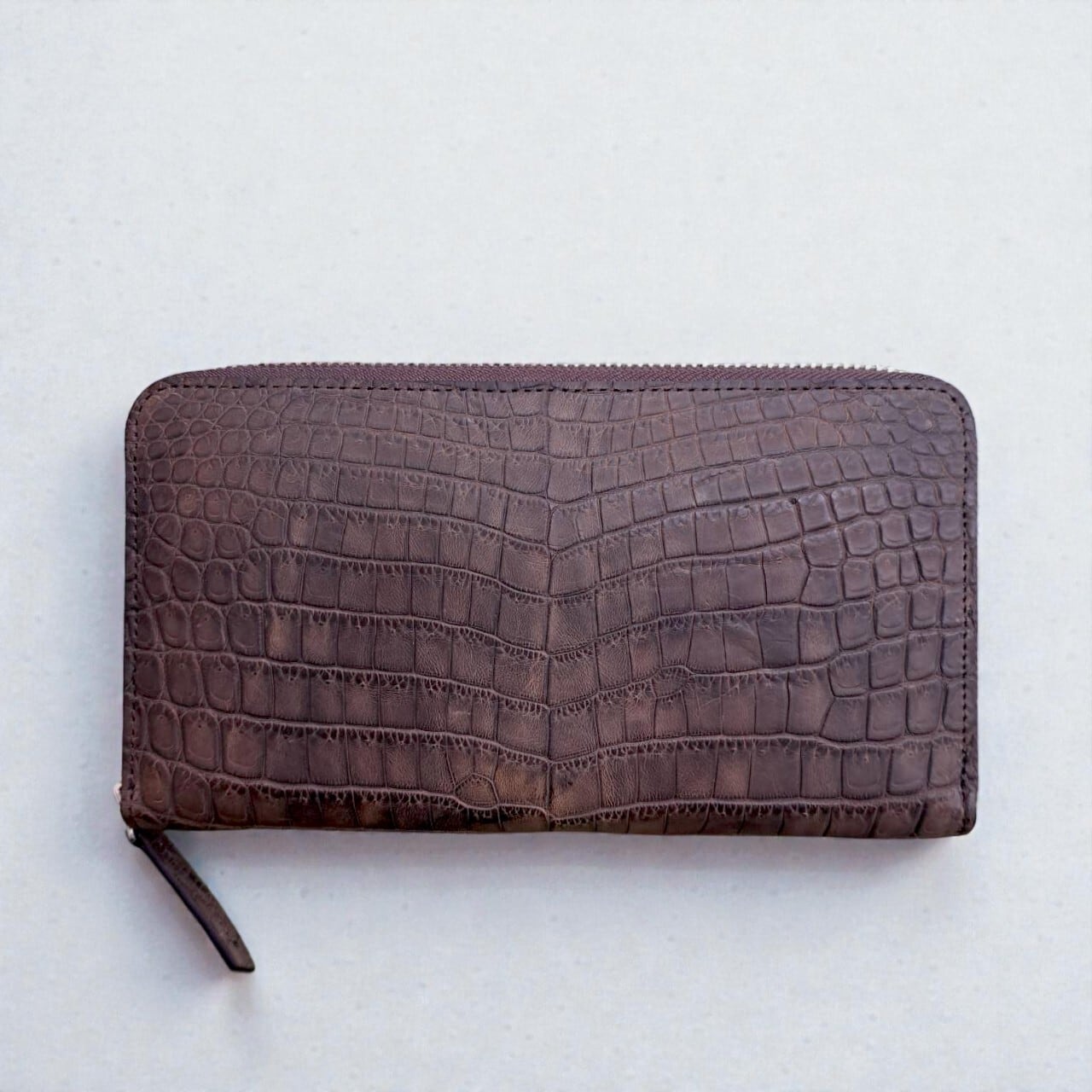 【オンライン限定】~オイル加工 プルアップクロコダイル ラウンドファスナー長財布~ 〈ブラウン〉