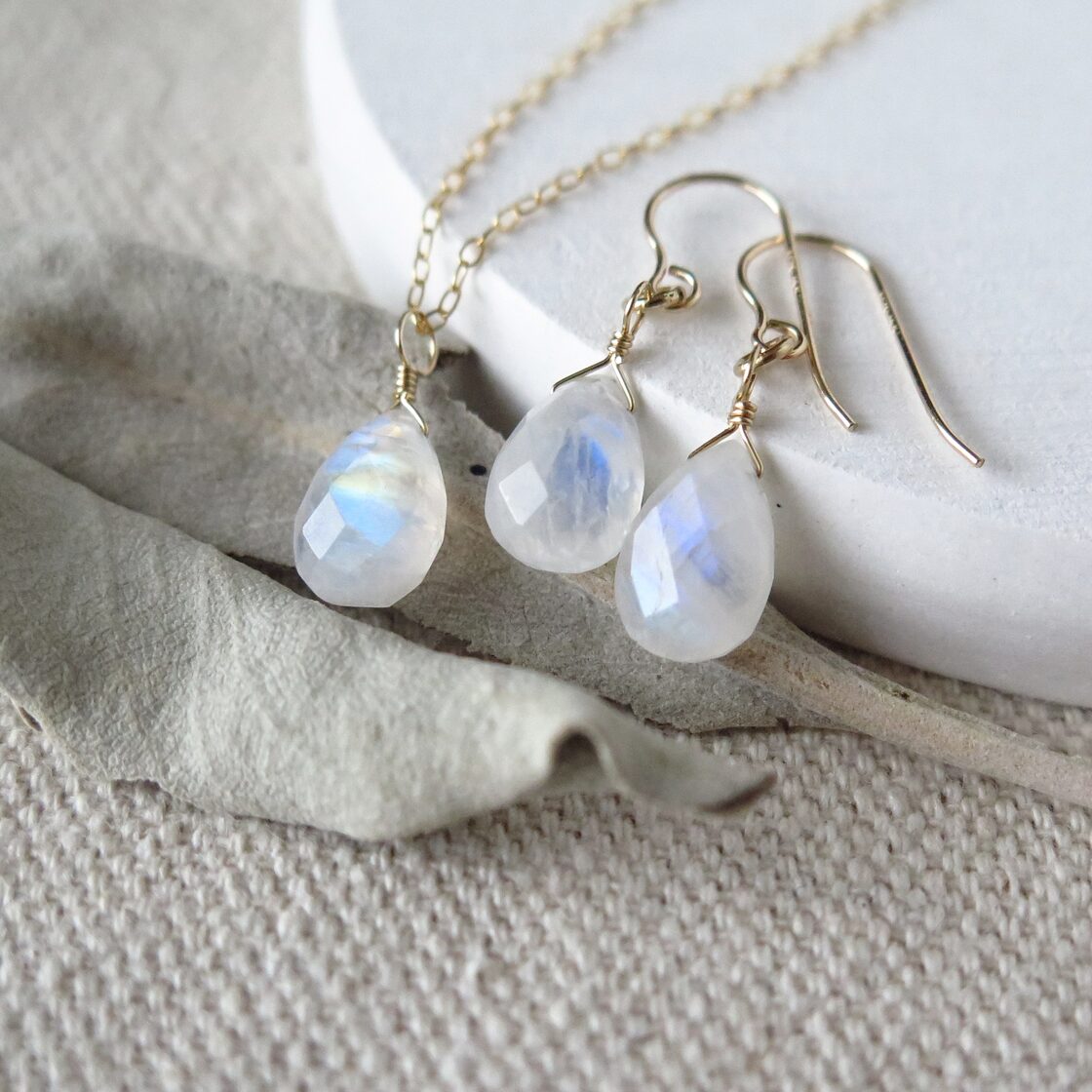 特別プライス＊2点セット【レインボームーンストーン】ピアス  