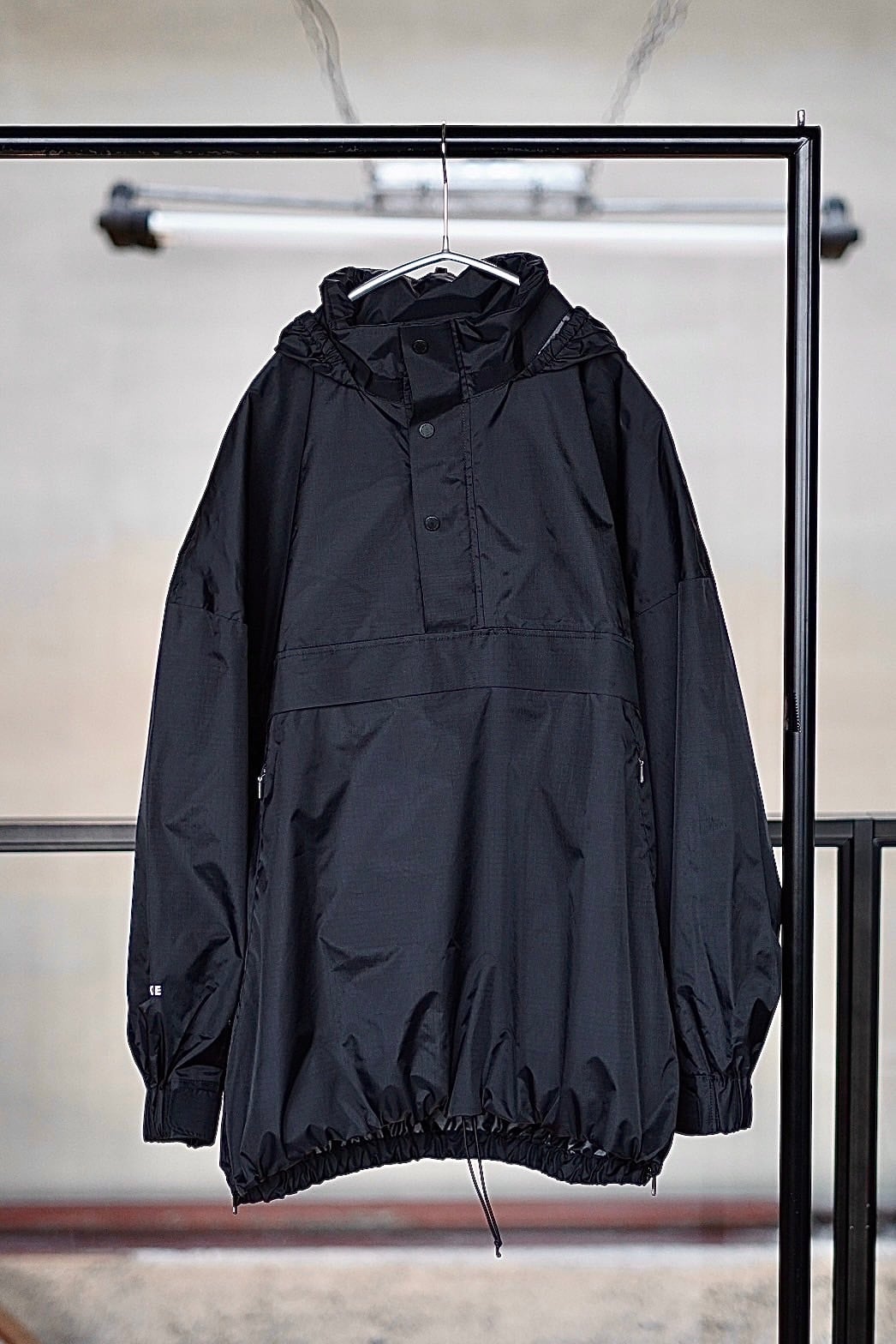 HYKE / NYLON MOUNTAIN PARKA (BEIGE / BLACK) | JUQUI Online