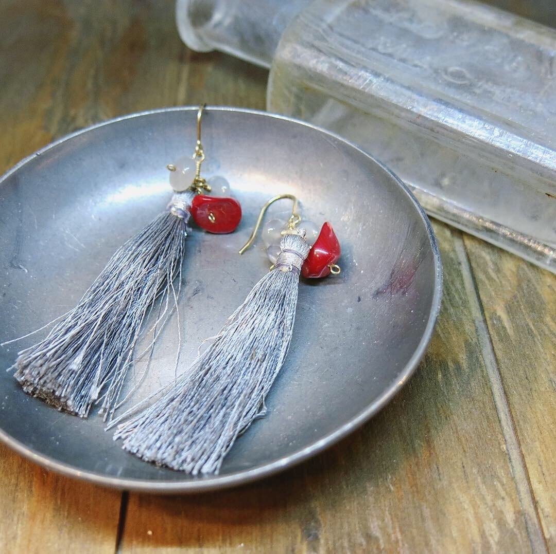 ムーンストーン×コーラルのタッセルピアス