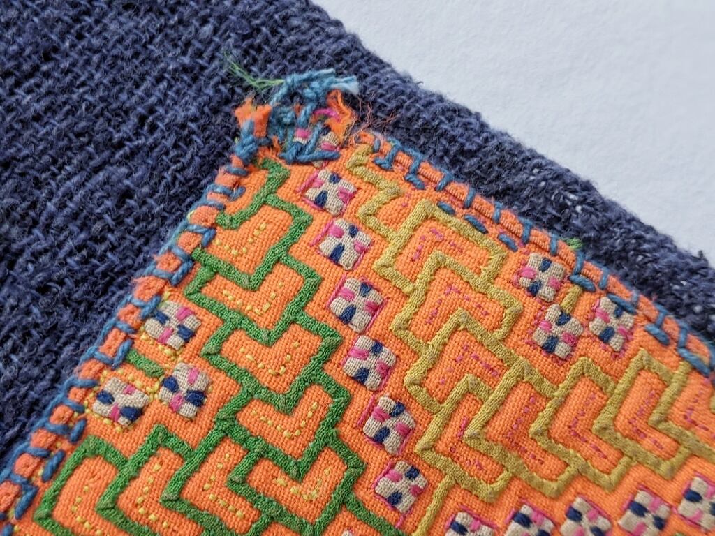 ☆モン族☆コットン刺繍ラグ☆スパンコール☆ハンドメイドハギレ
