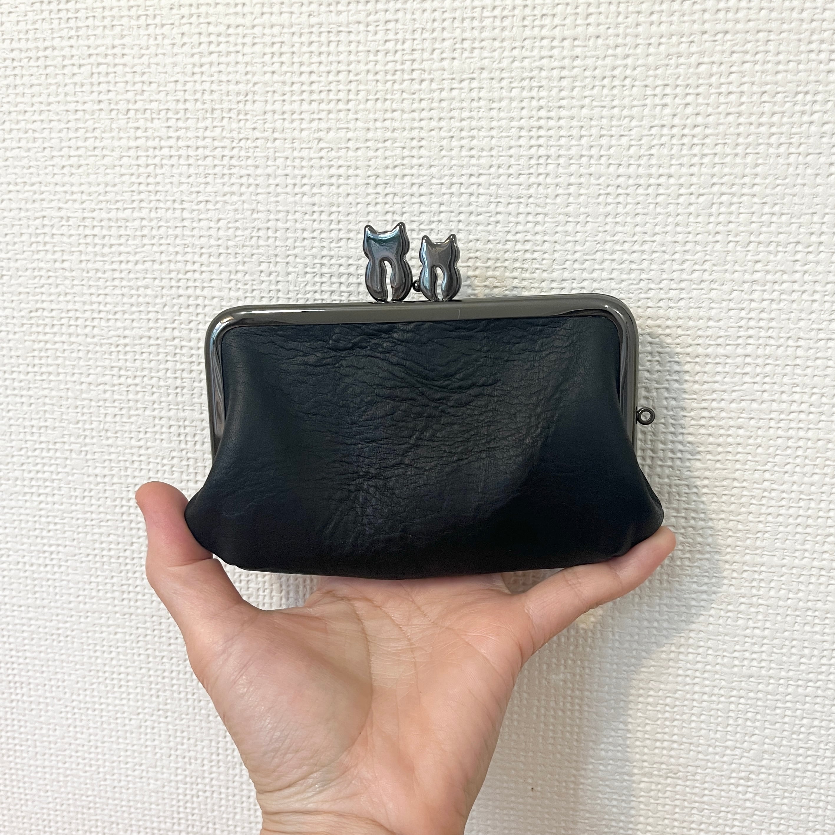 お札が二つ折りで収納できる、カードサイズの親子がまぐち財布（親子黒