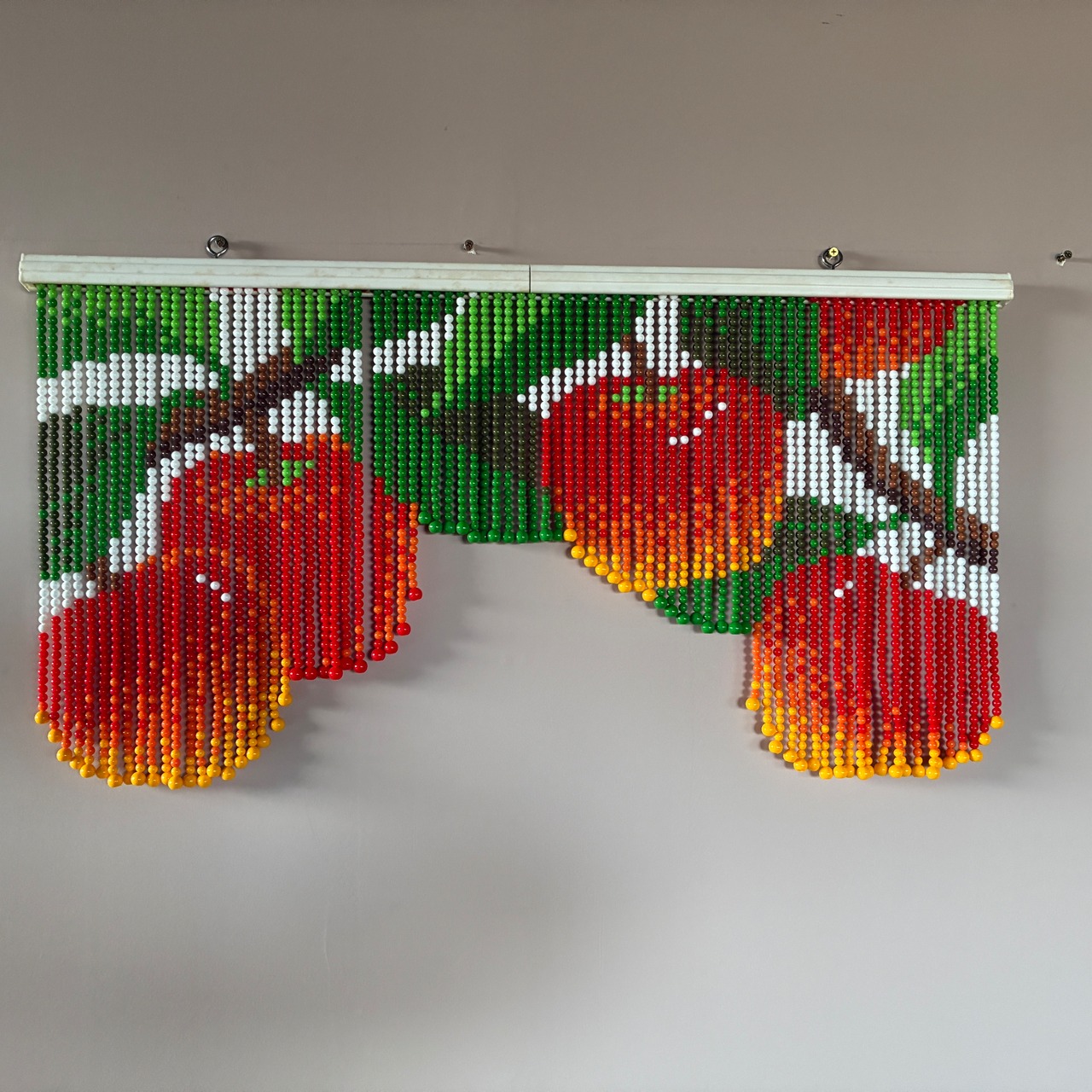 昭和レトロ　りんごのビーズカーテン