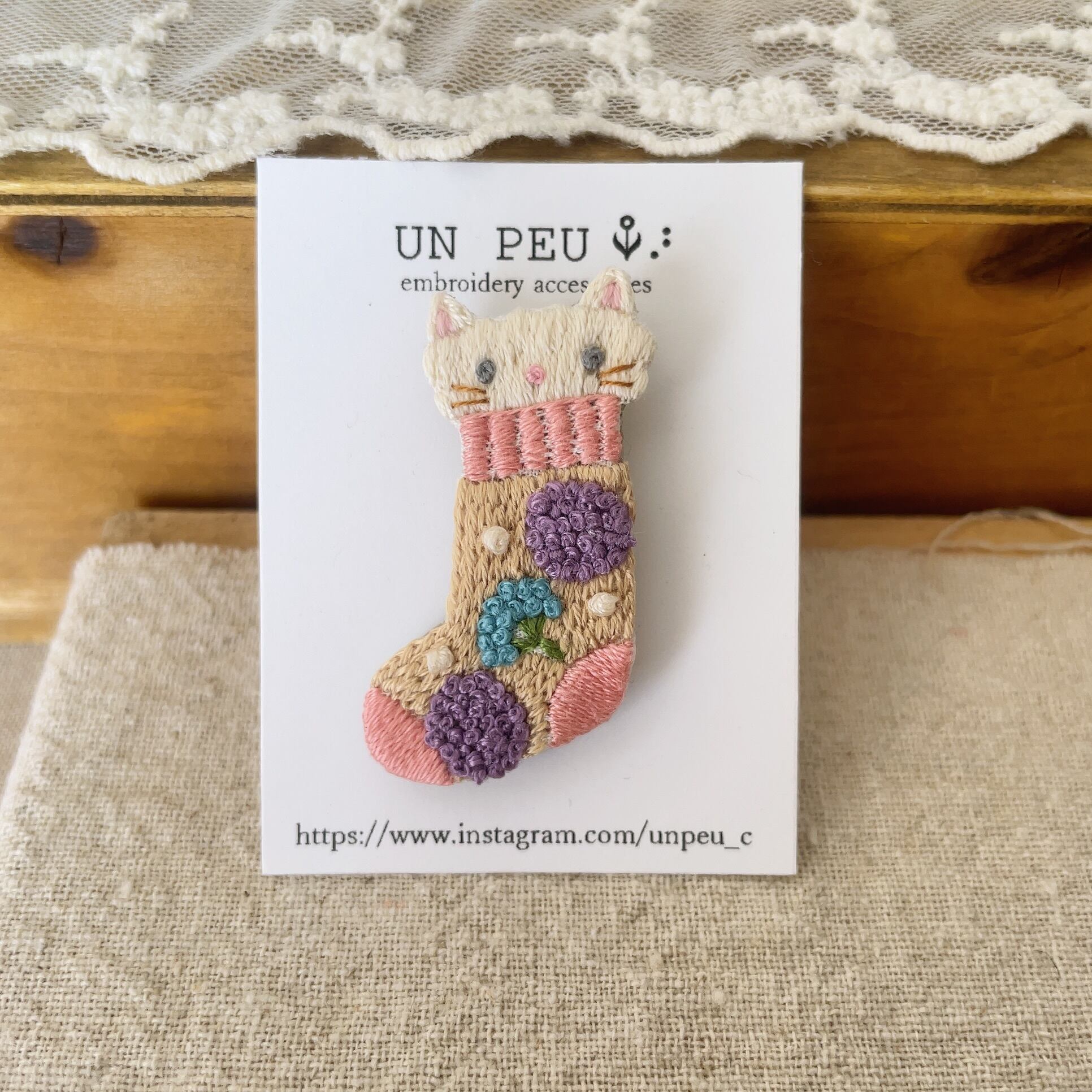 unpeu/ブローチ/ネコin靴下