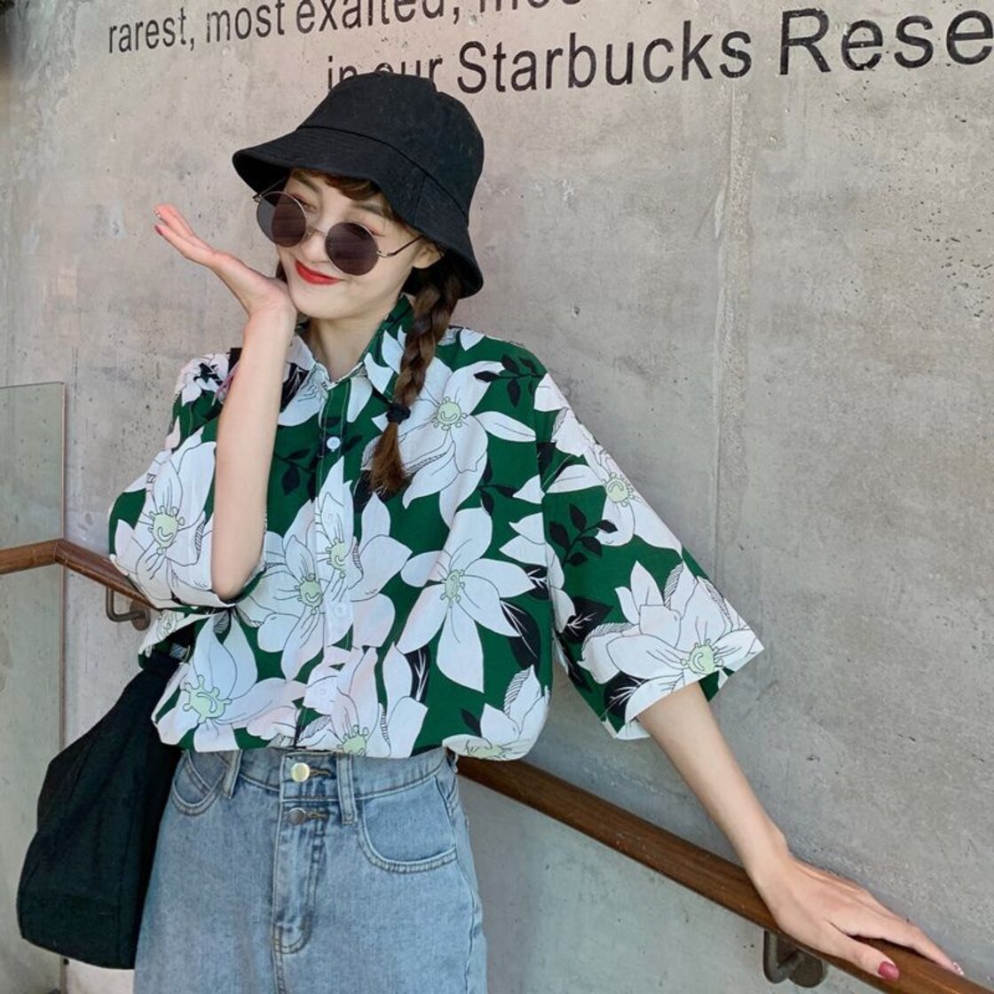 夏のレトロな香港スタイルのデザインニッチ半袖花柄シャツ女性の新しい 