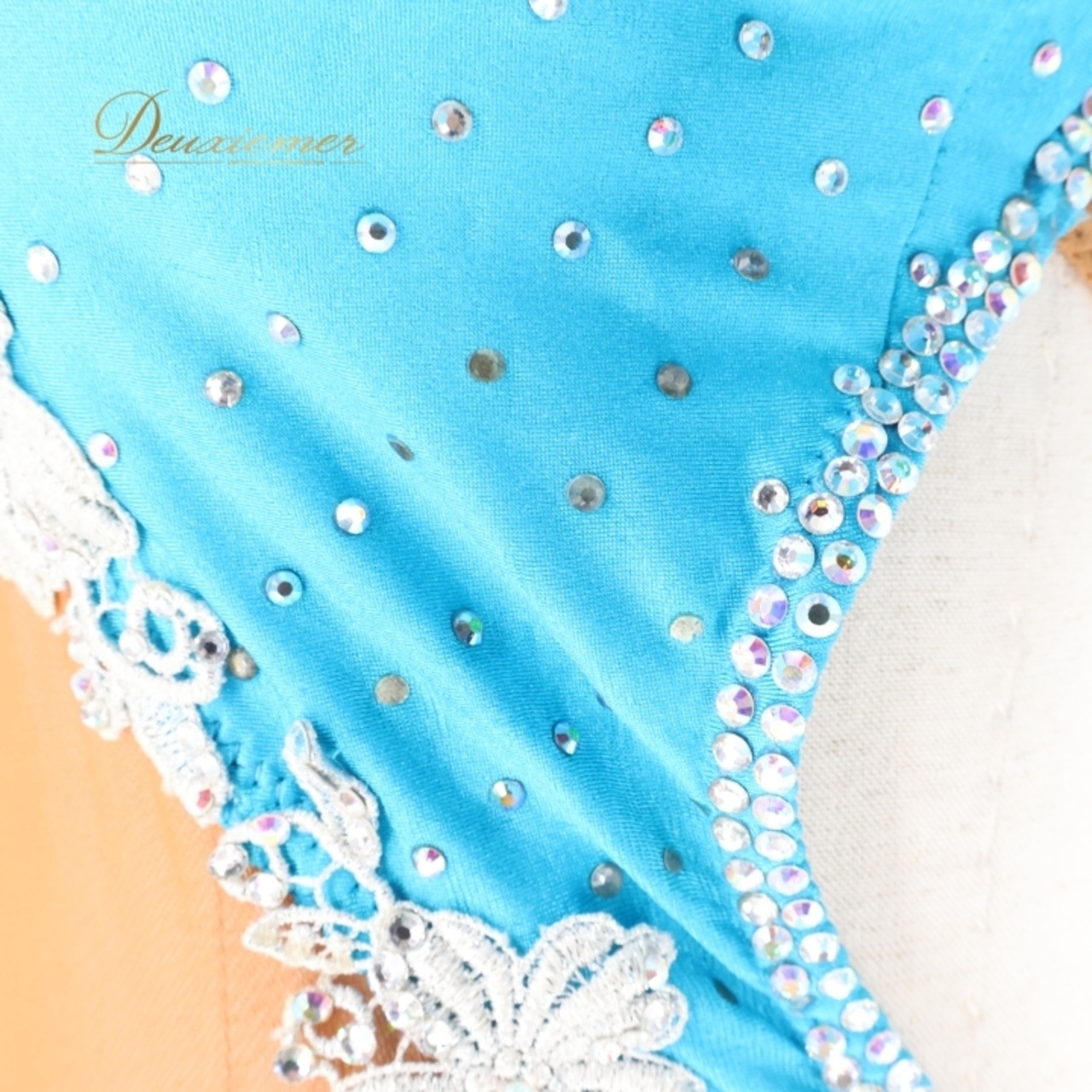 社交ダンス 衣装 ラテン ドレス ワンピース 水色 デモ 競技 ダンス パーティ 発表会 スタイリッシュ ブルー系 ベージュ系 アシンメトリー おしゃれ 華やか ステージ用 演出衣装 パフォーマンス用 コスチューム フォーマル レディース