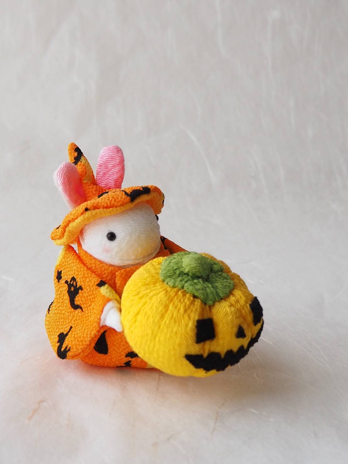 四角いおばけカボチャを抱えたハロウィンうさちゃん | 四季彩うさぎの