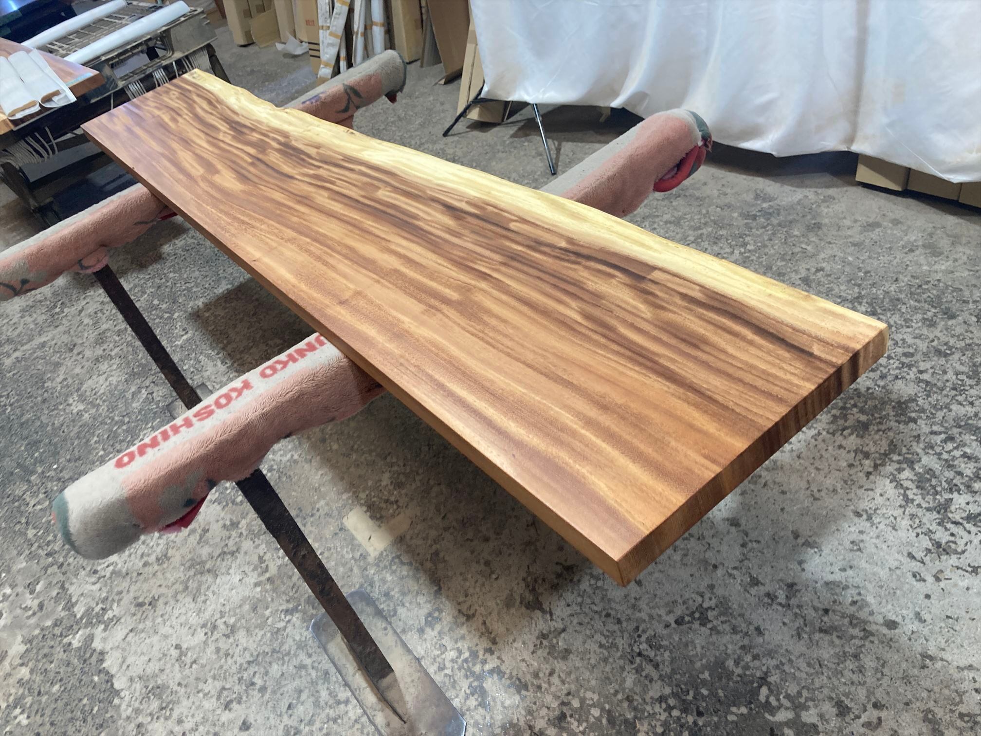 一枚テーブルです。 モンキーポッド9105 一枚板無垢 乾燥材 2250x390-350-380x40mm