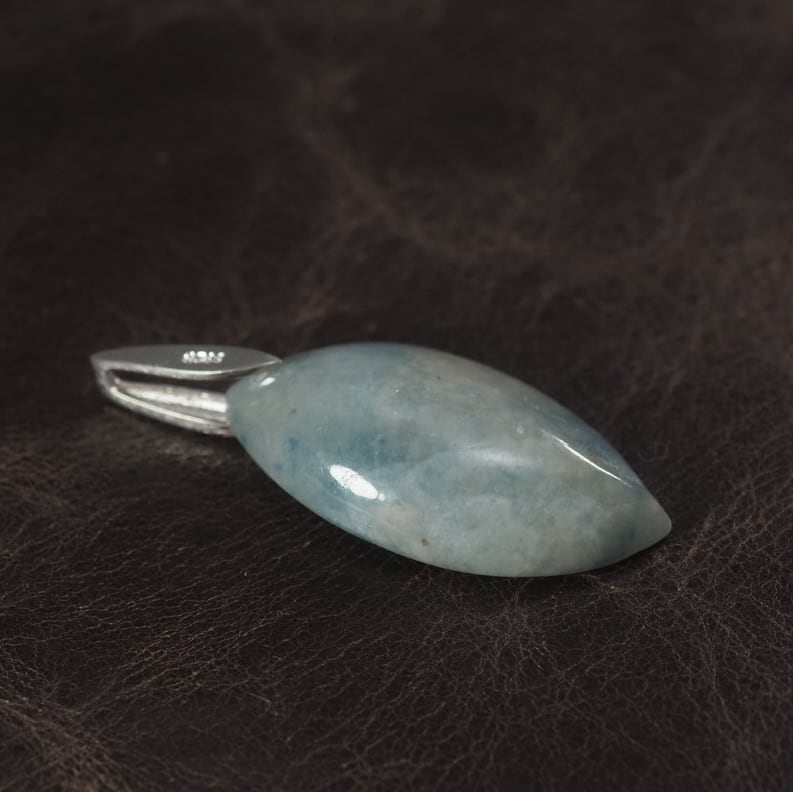 糸魚川翡翠 コン沢 青翡翠 リーフペンダントトップ 3.0g pale Blue