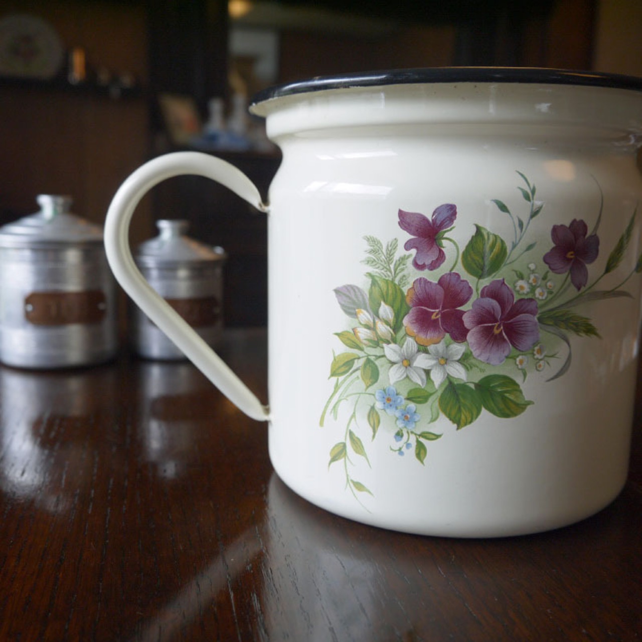 すみれ柄 大きめのホーローマグ　ジャグ
