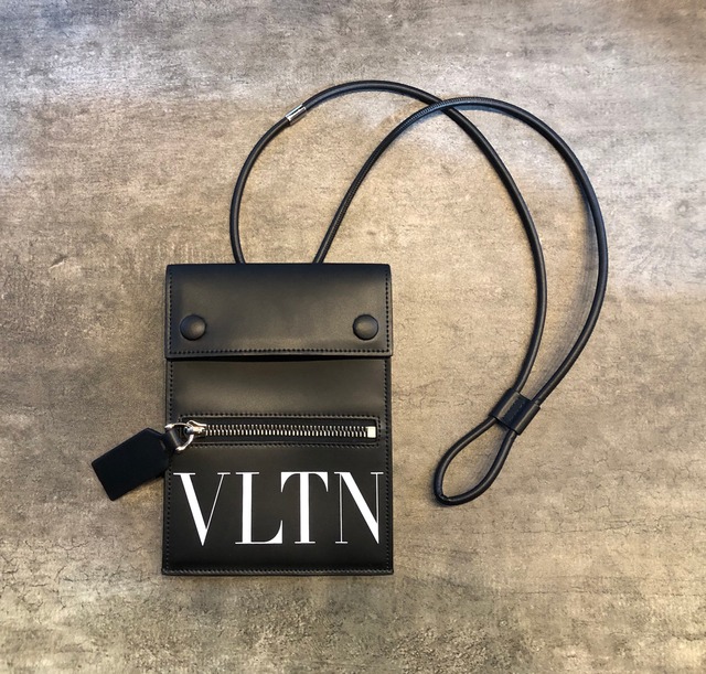 VALENTINO（ヴァレンティノ）/ TY2P0Q83LVN / ネックスマートフォンケース