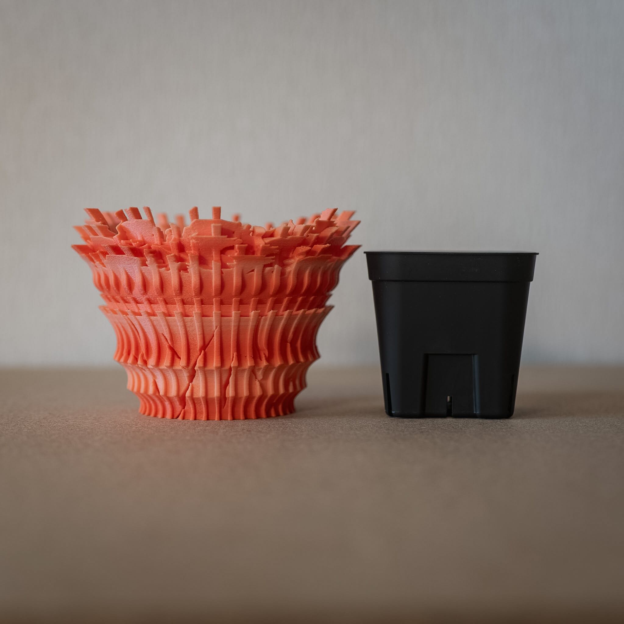 [大安売り]YABACHI-3D鉢ブラック1個ホワイト2個計3個、受け皿1個付き f6ebb333-8c4a-4a6b-ab1b-