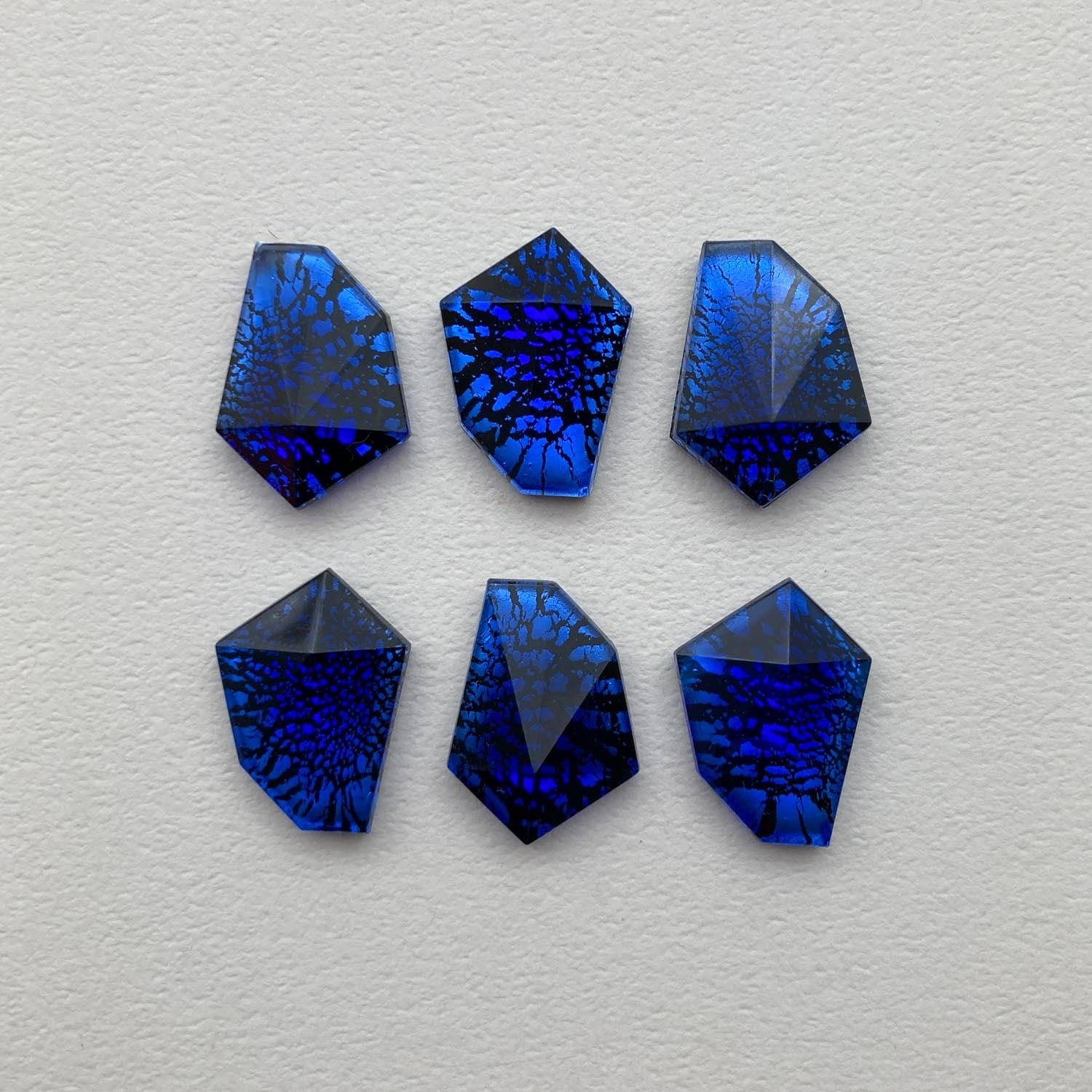 再入荷〉銀箔入りいびつ六角カットチェコアートガラス | Dua