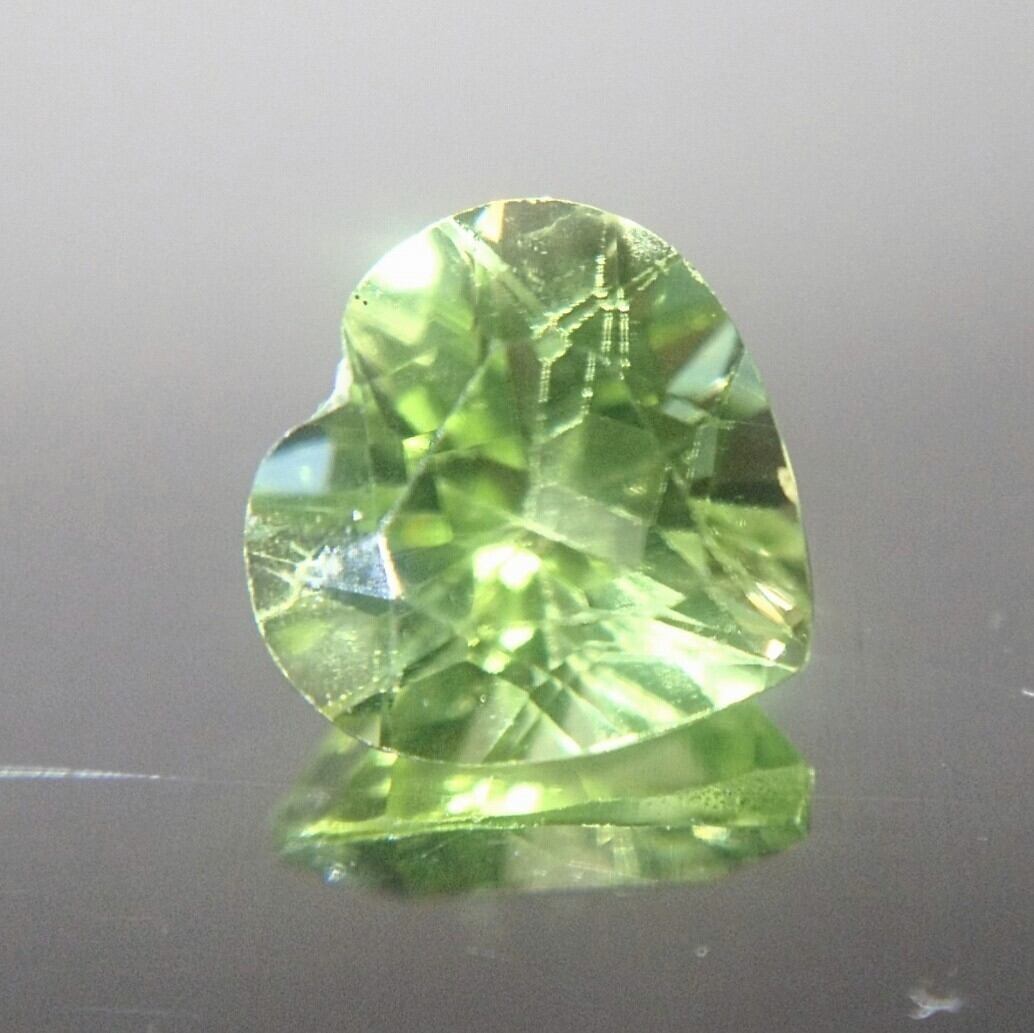 ペリドット ルース 天然 0.80ct | Chainon