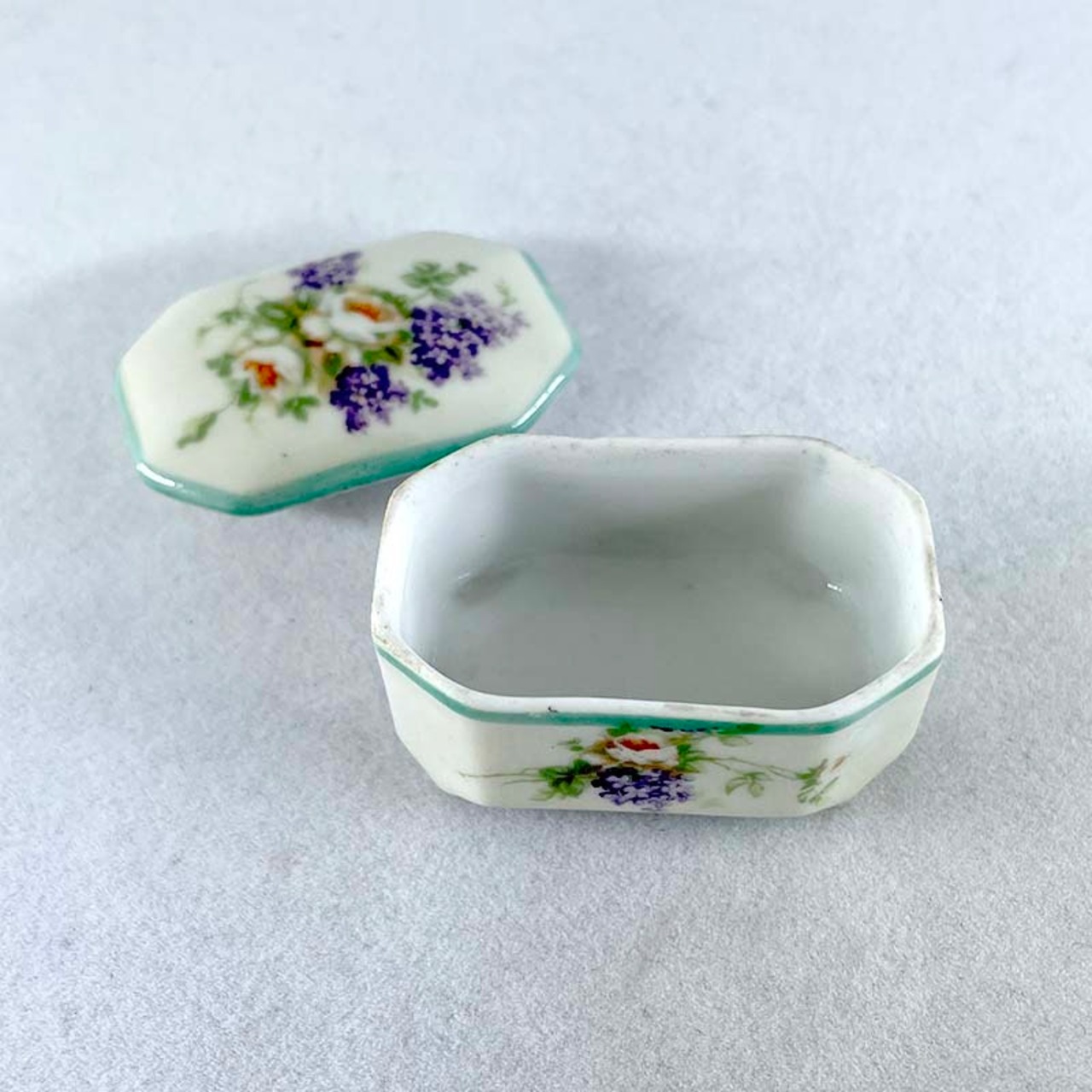 陶器の小物入れ　紫の花  ミニチュア　ミントグリーン ピルケース　 17otc14