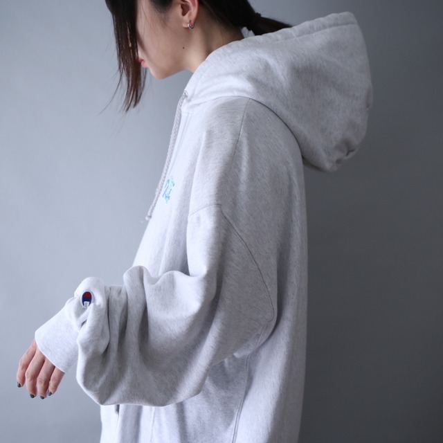 "Champion" 刺繍 logo design over silhouette reverse weave sweat parka