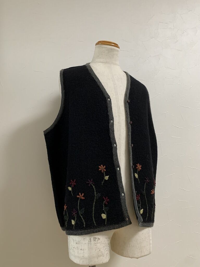 1980~90's Embroidery Design V-Neck Knit Vest