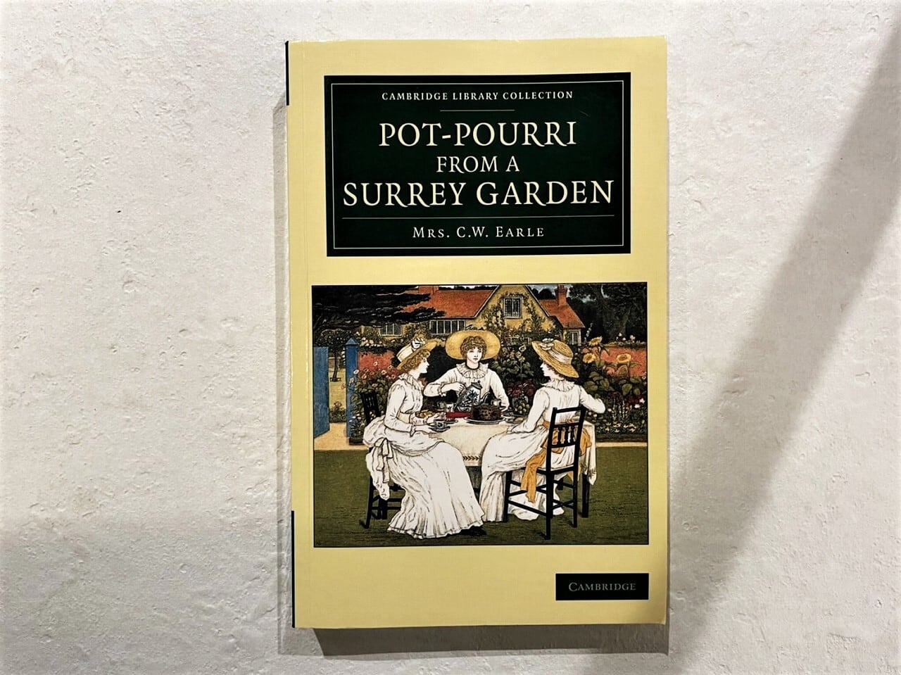 【PM028】Pot-Pourri from a Surrey Garden / display book